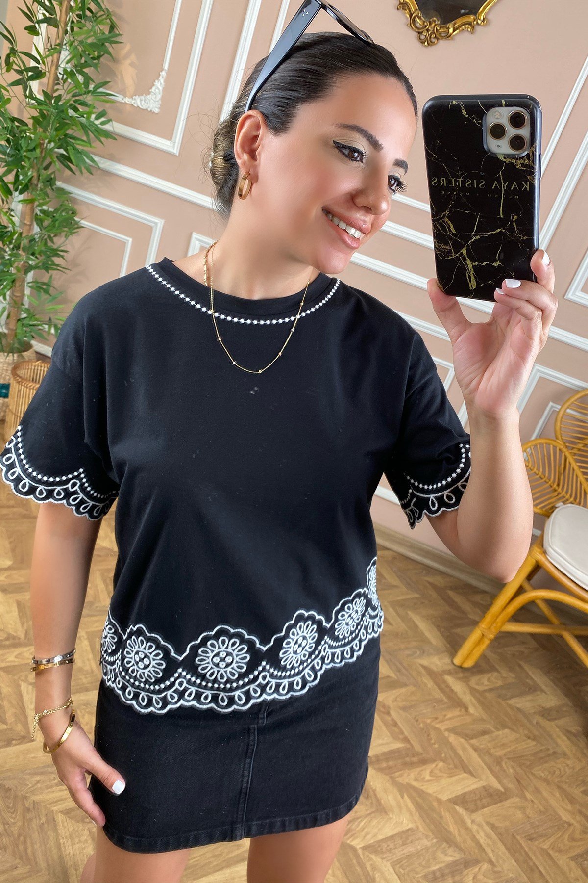 Siyah Beyaz Nakışlı Tshirt