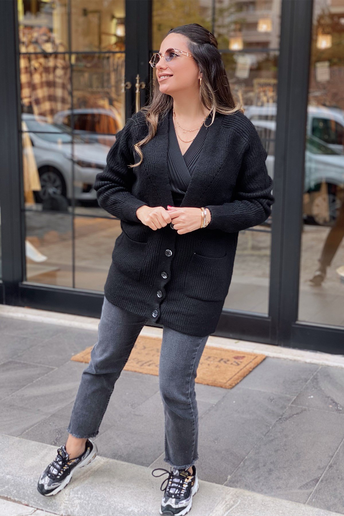 Siyah Düğmeli Uzun Hırka