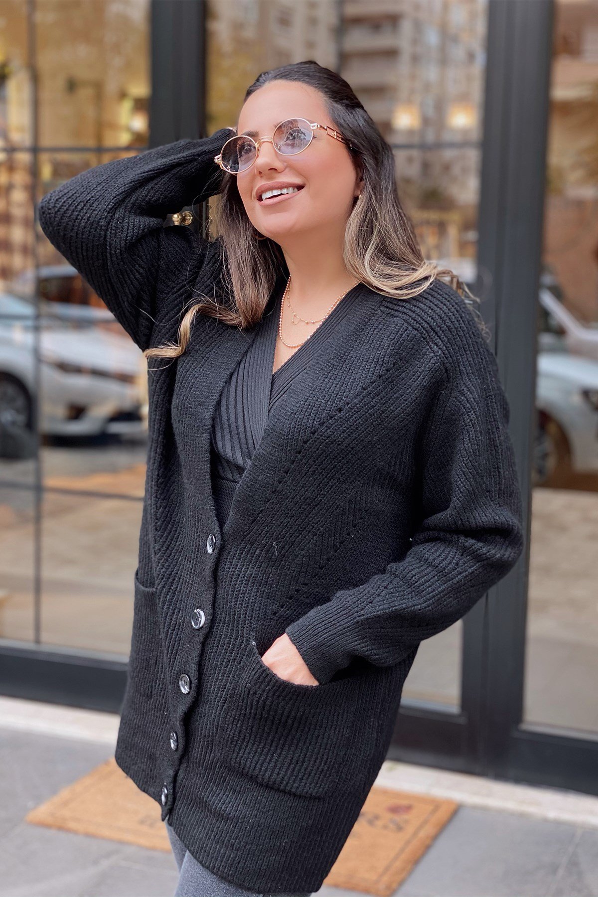 Siyah Düğmeli Uzun Hırka