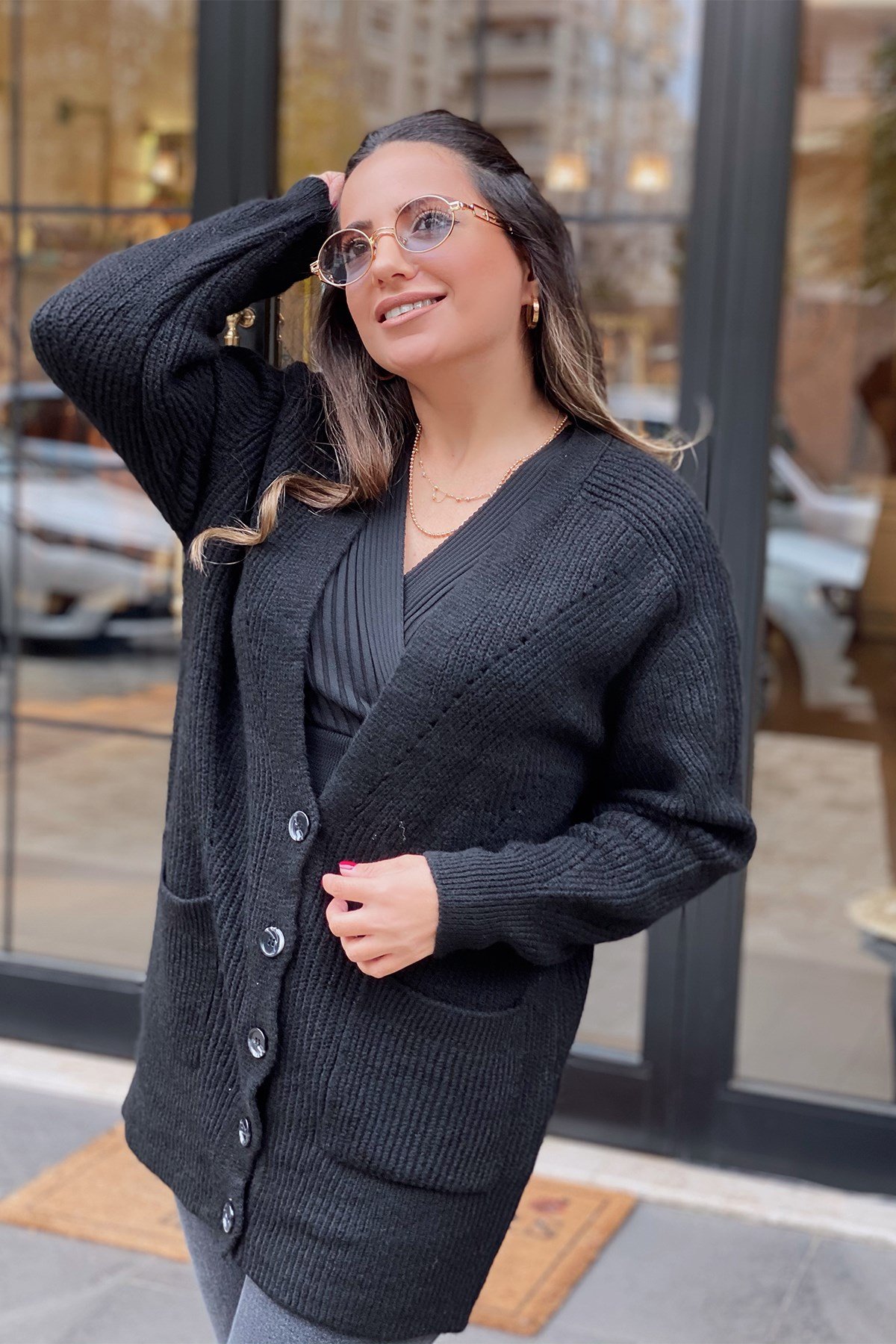 Siyah Düğmeli Uzun Hırka