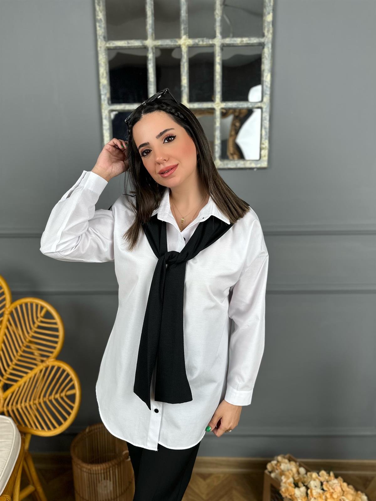 Siyah Fular Detaylı Beyaz Gömlek