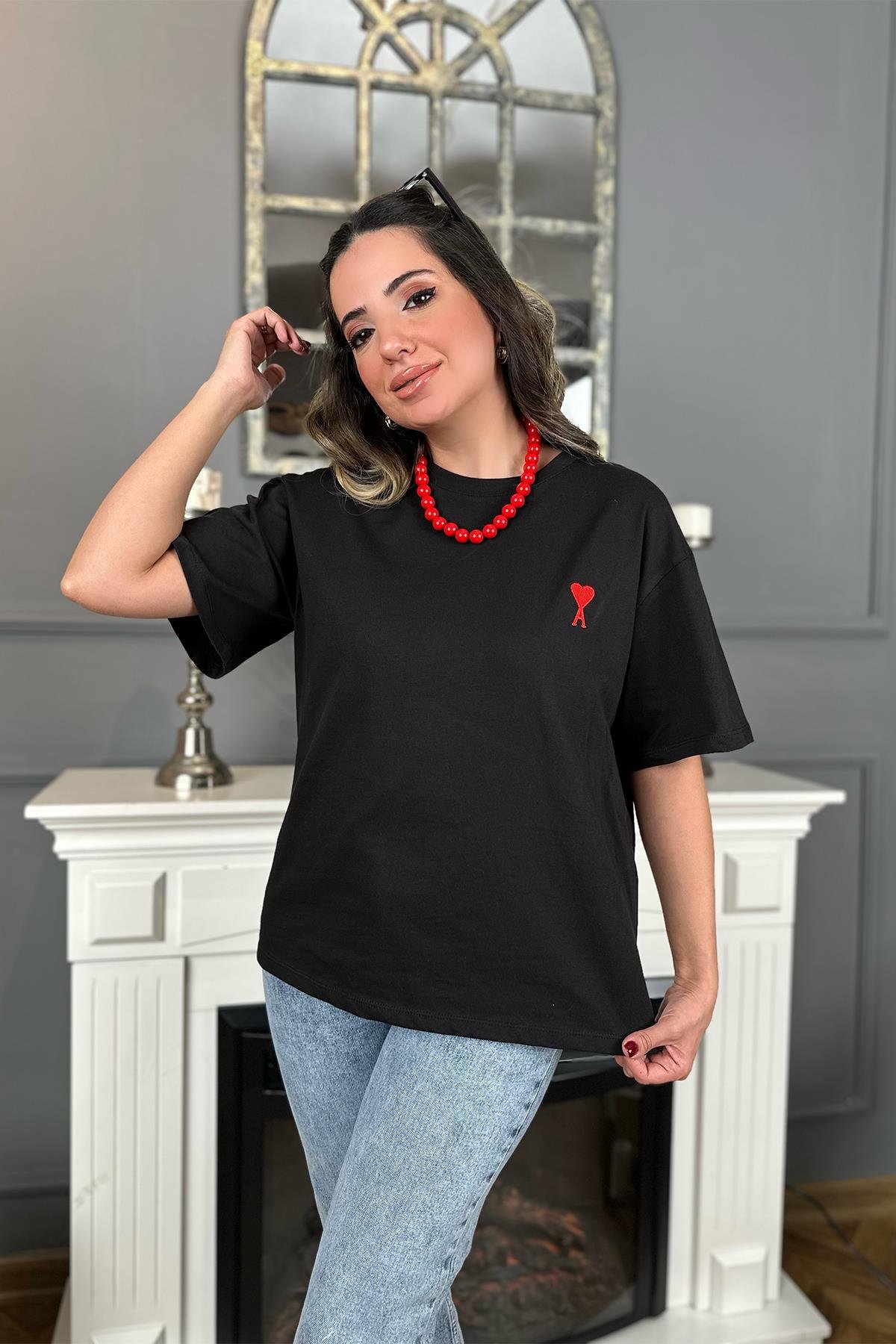 Siyah Kalp Nakış Detaylı Tshirt