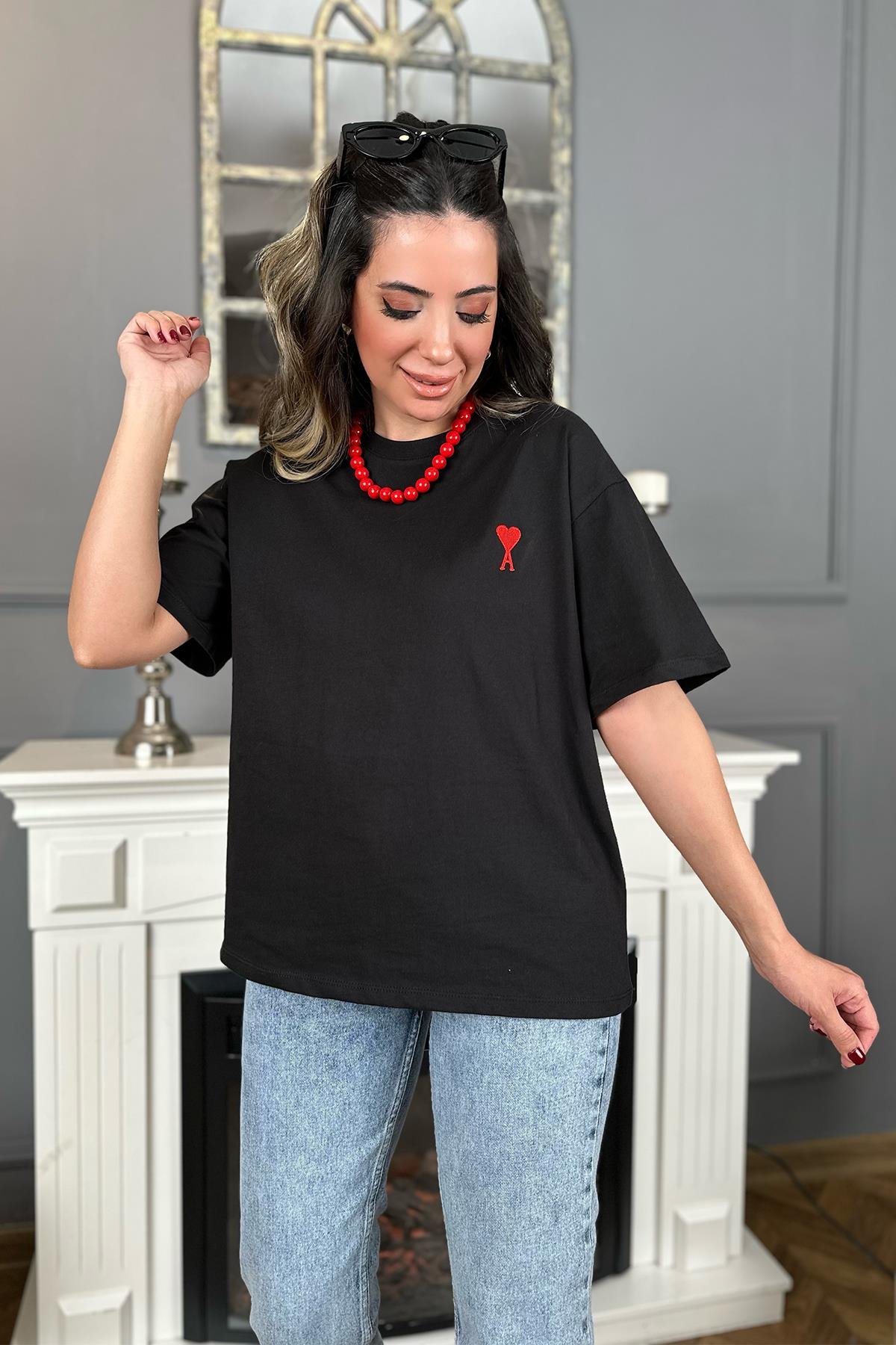 Siyah Kalp Nakış Detaylı Tshirt