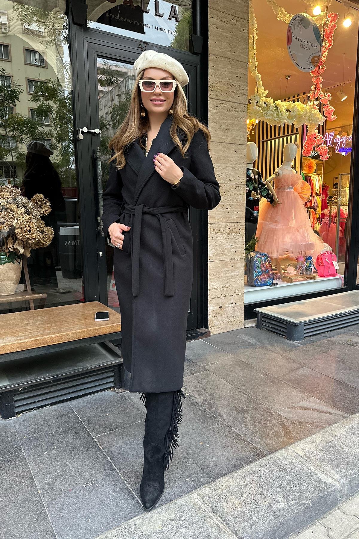 Siyah Kaşe Kuşaklı Uzun Kaban