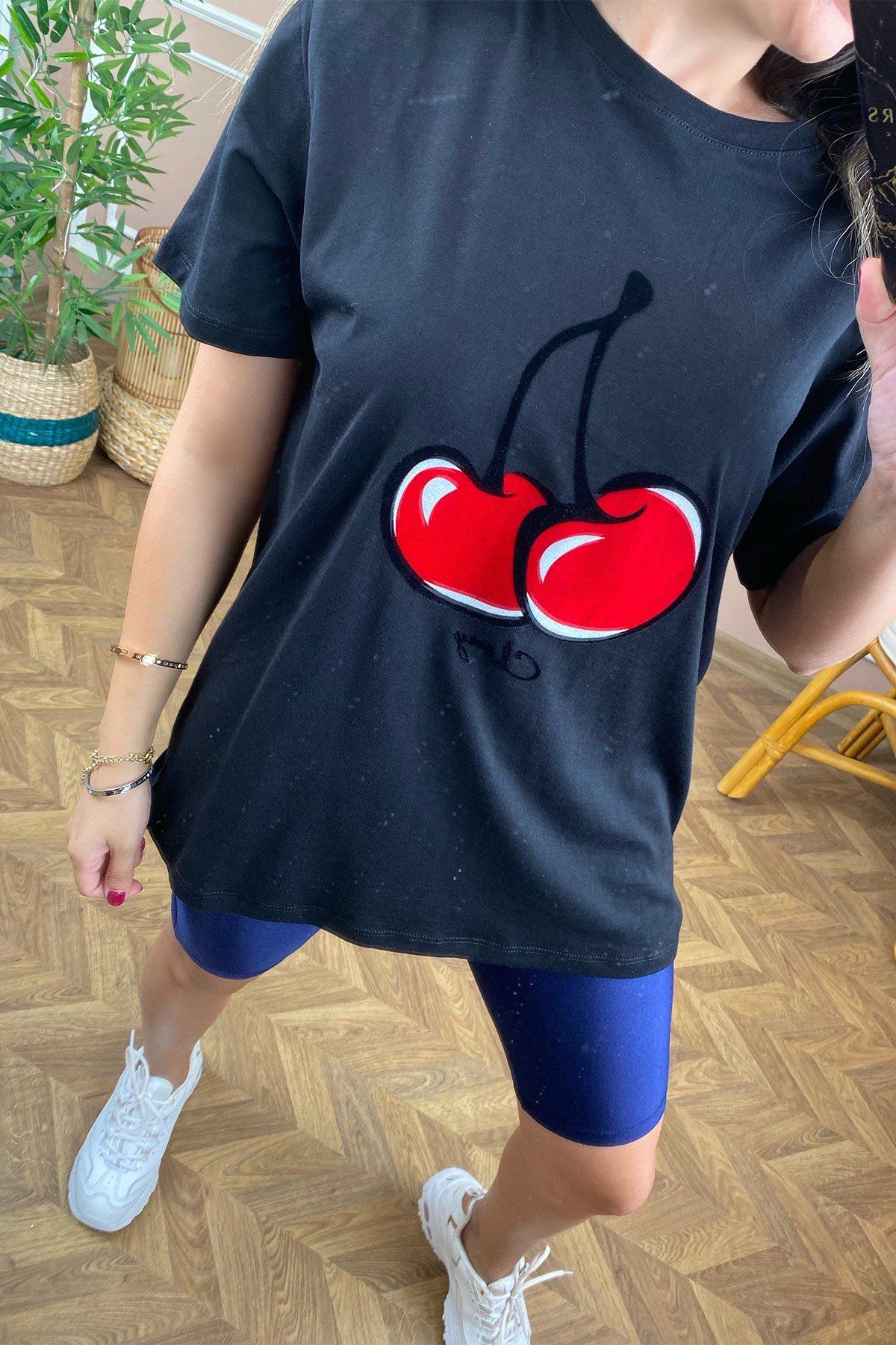 Siyah Kiraz Detaylı Tshirt