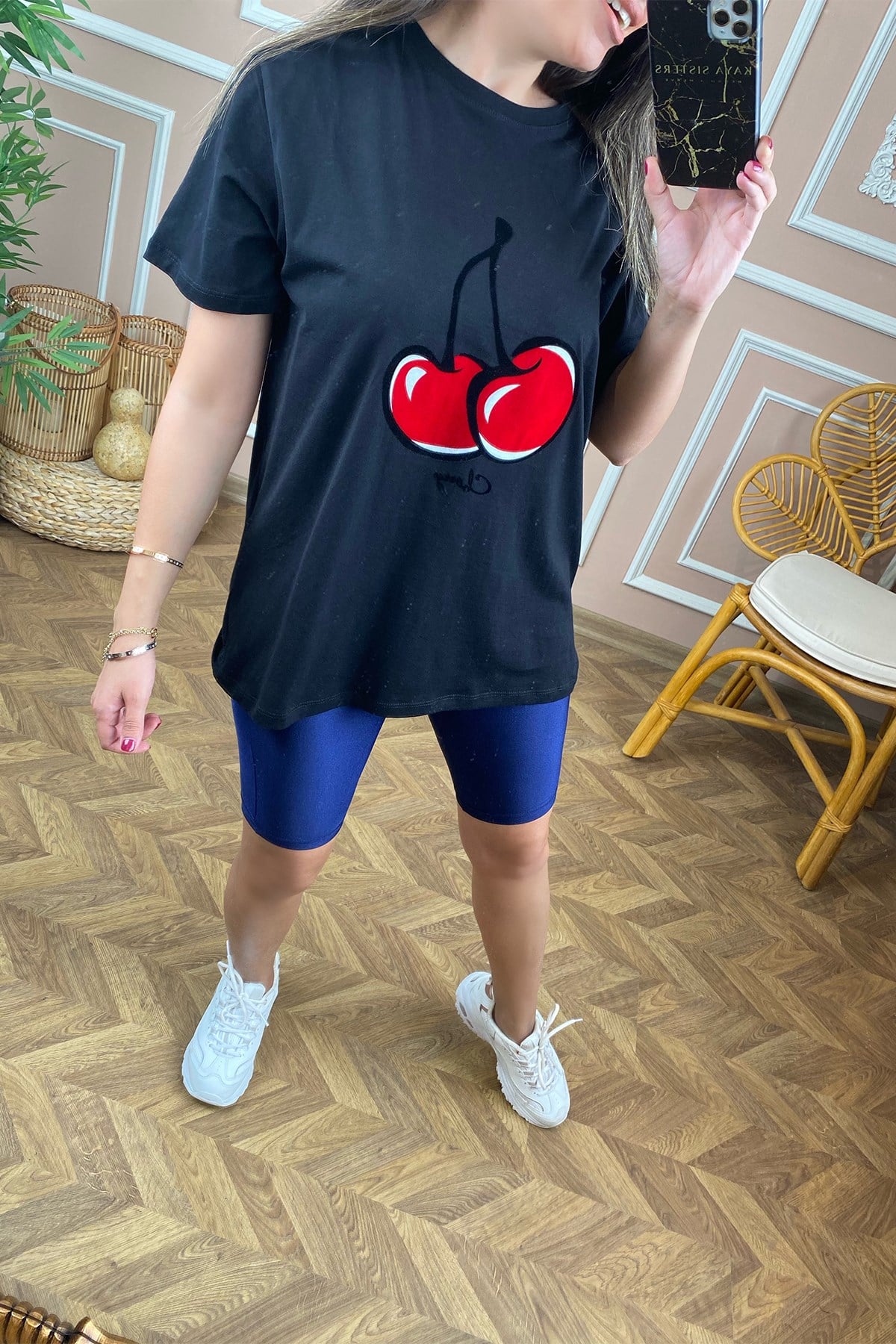 Siyah Kiraz Detaylı Tshirt