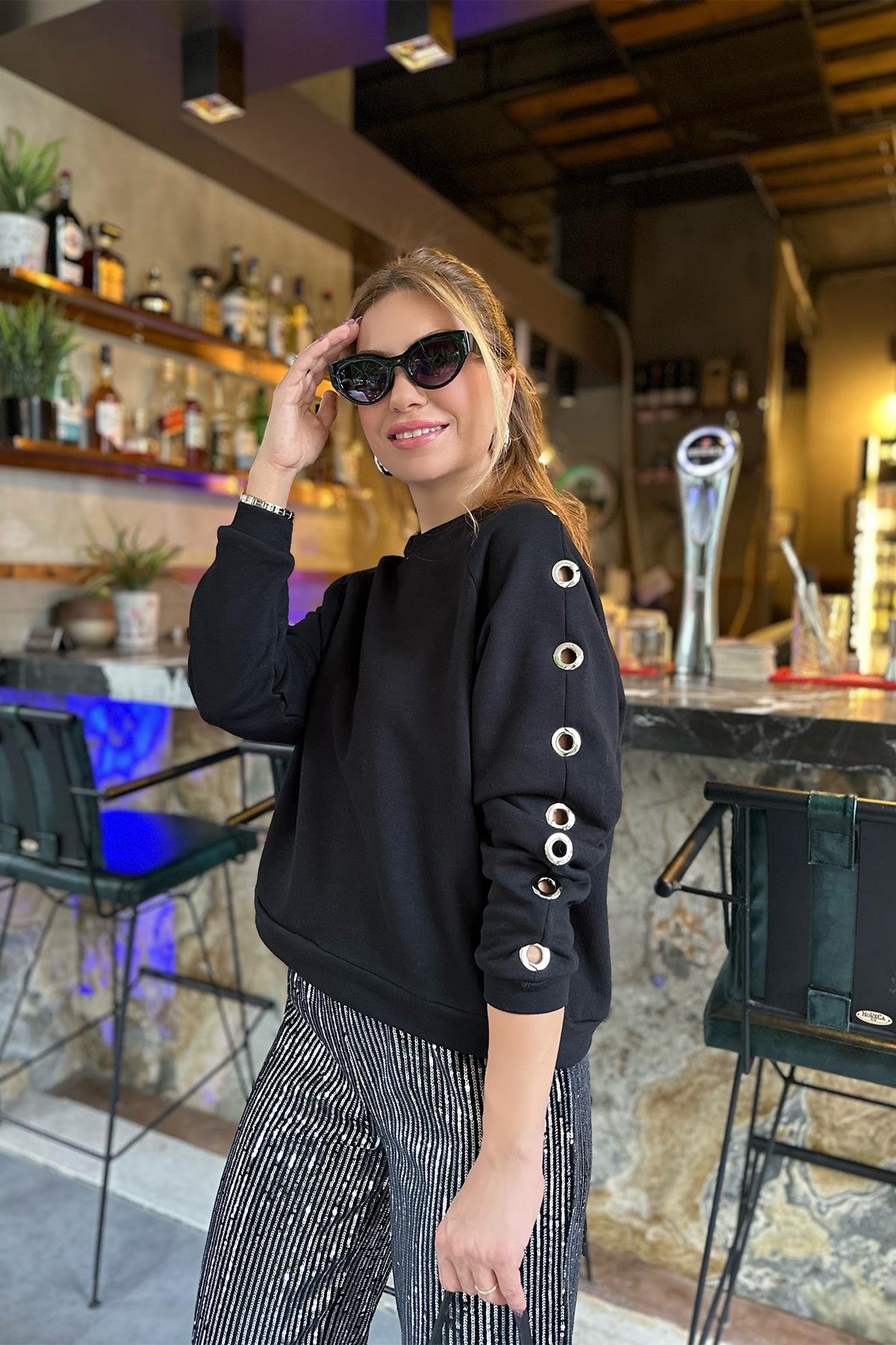Siyah Kolları Kuşgözü Detaylı Sweatshirt