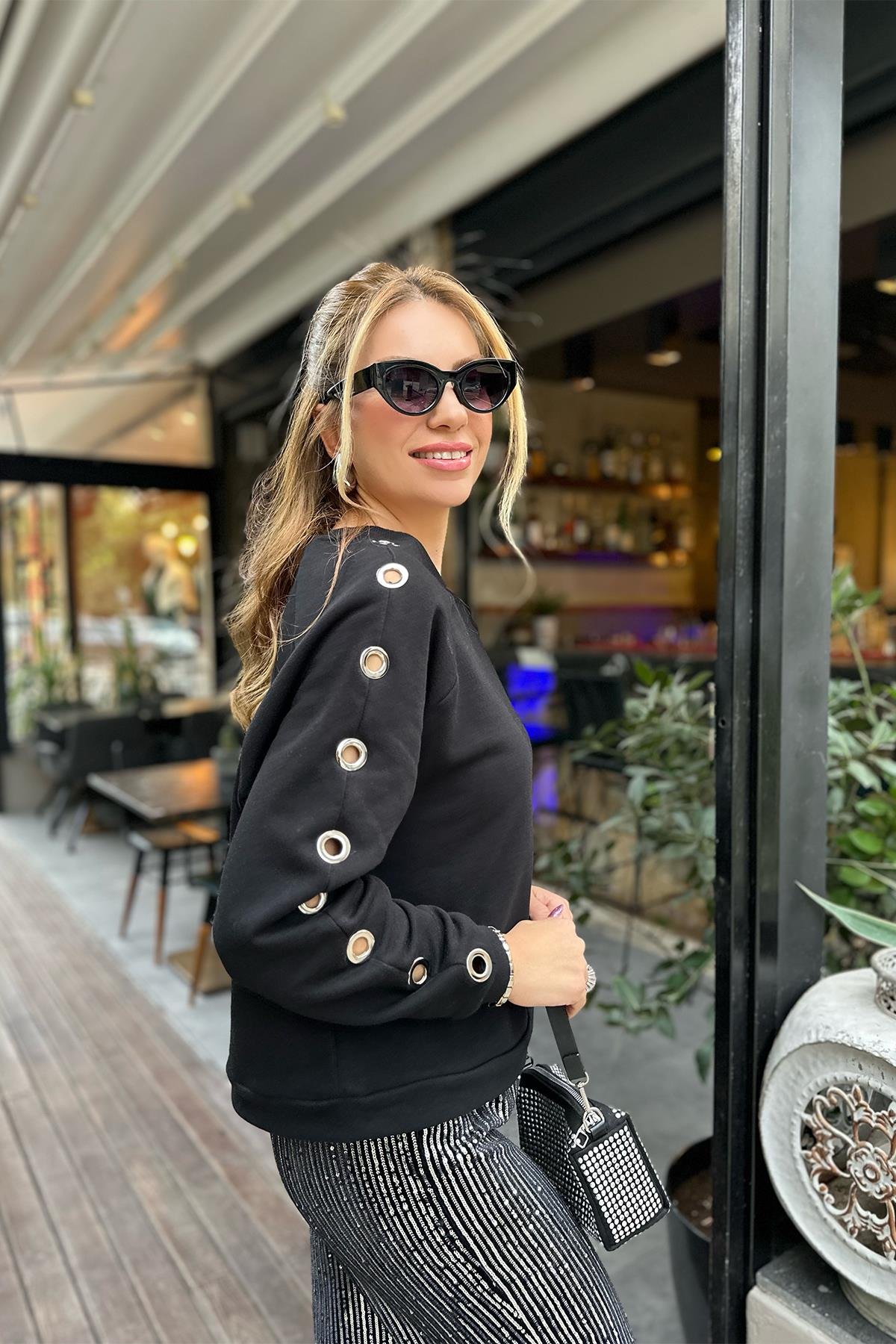 Siyah Kolları Kuşgözü Detaylı Sweatshirt
