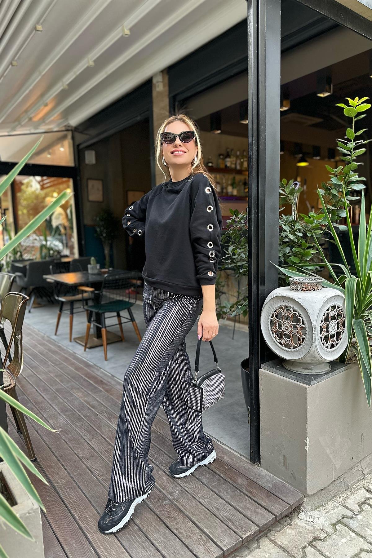 Siyah Kolları Kuşgözü Detaylı Sweatshirt