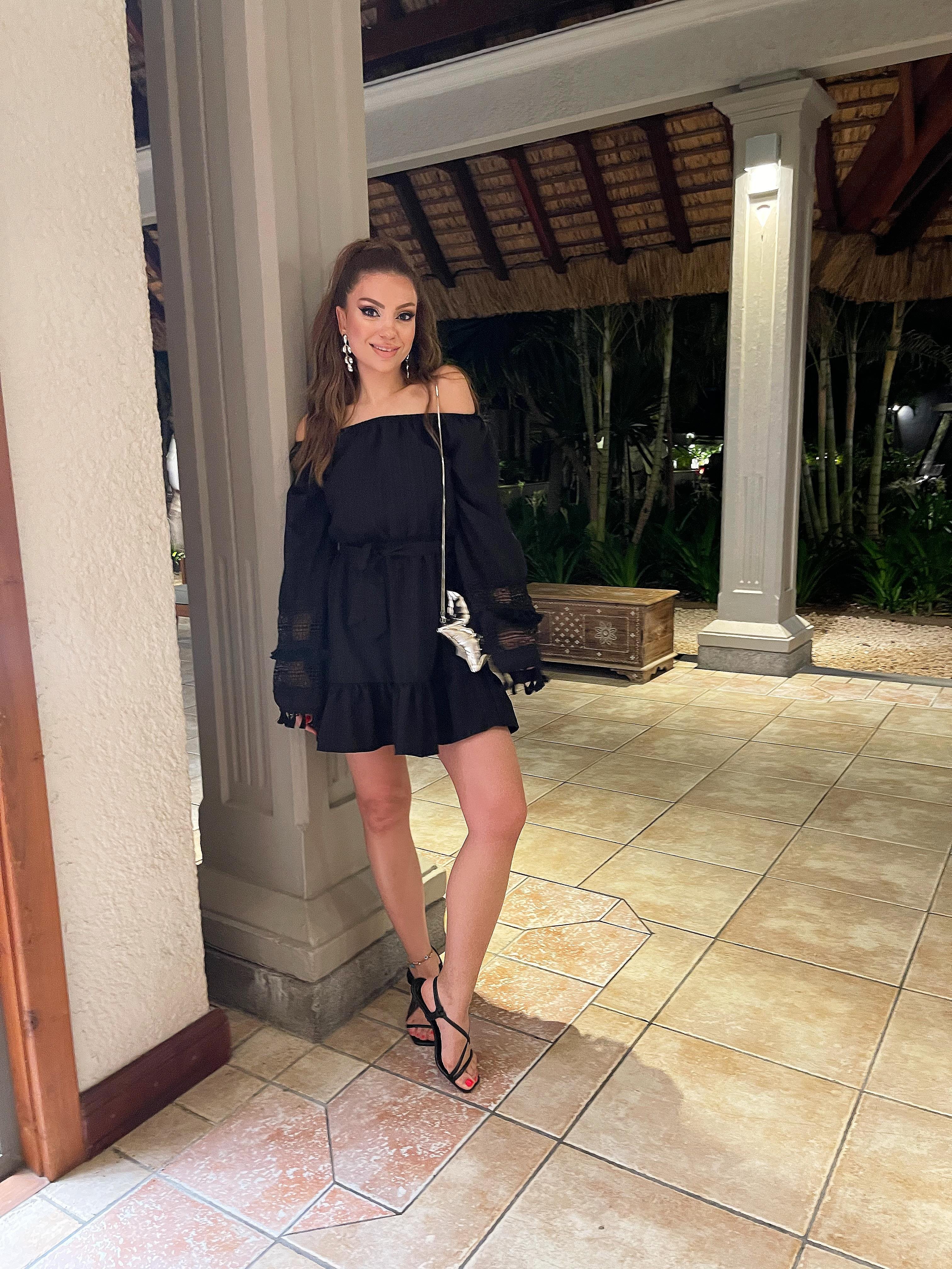 Siyah Kolu Güpür Detaylı Elbise