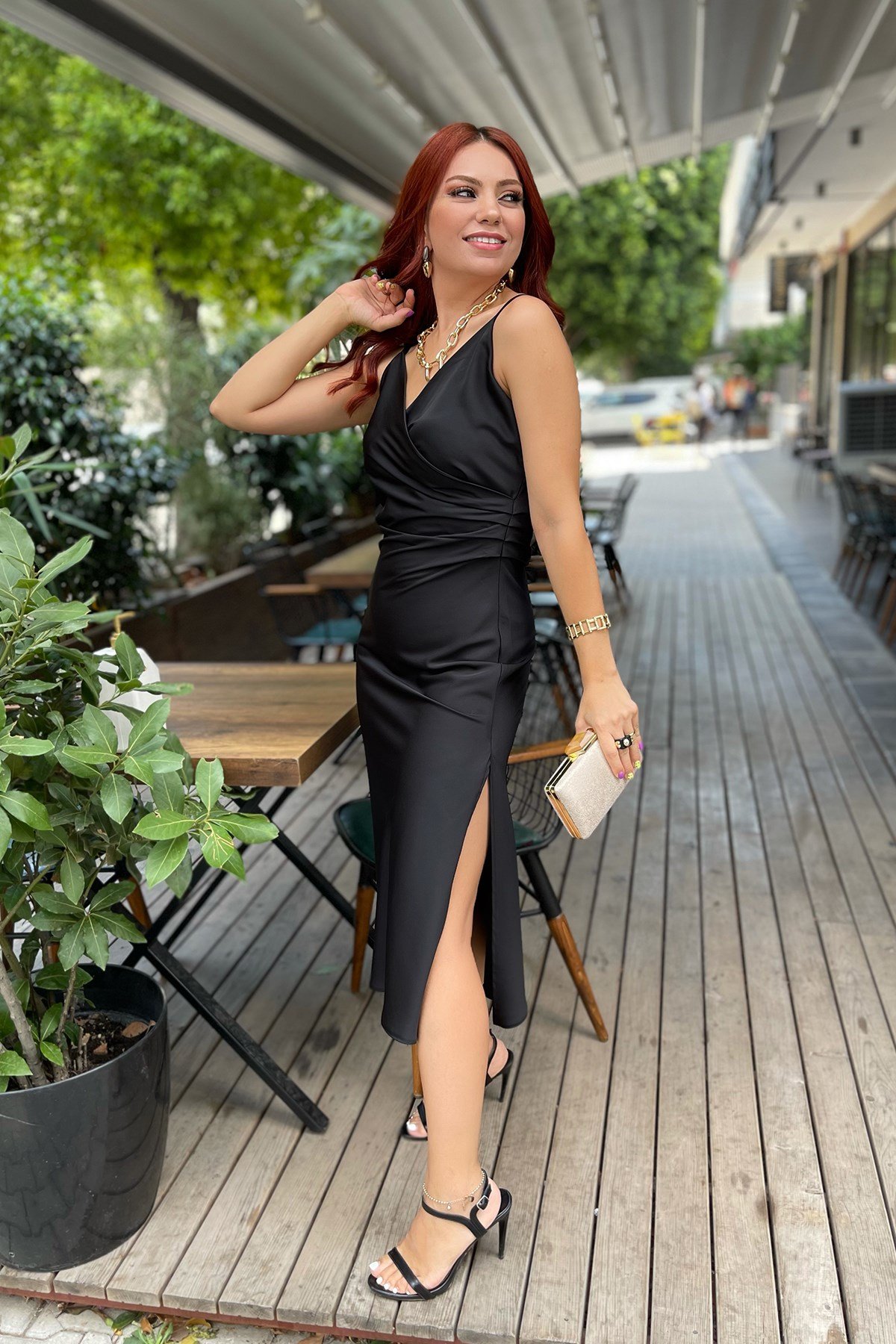 Siyah Kruveze Yaka Yırtmaç Detaylı Saten Elbise