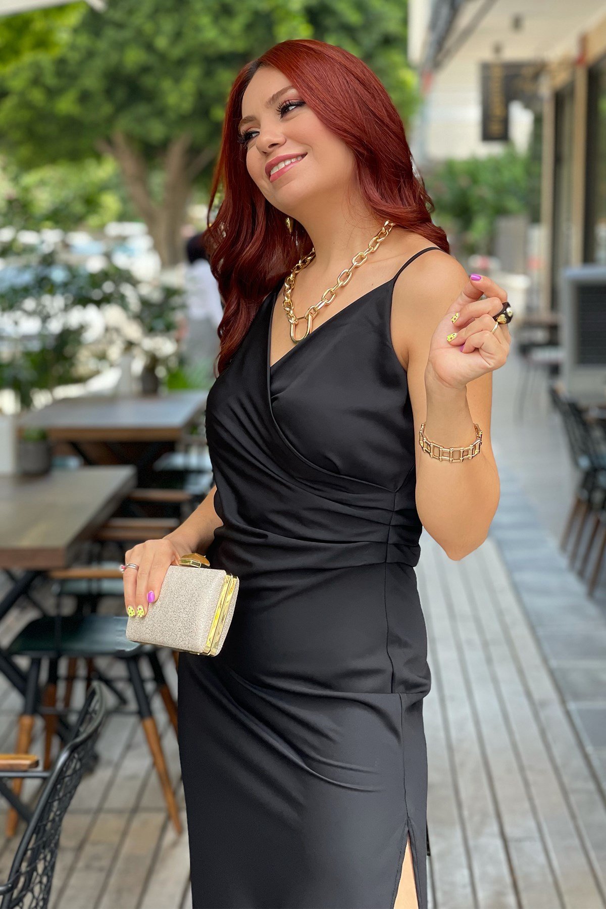 Siyah Kruveze Yaka Yırtmaç Detaylı Saten Elbise