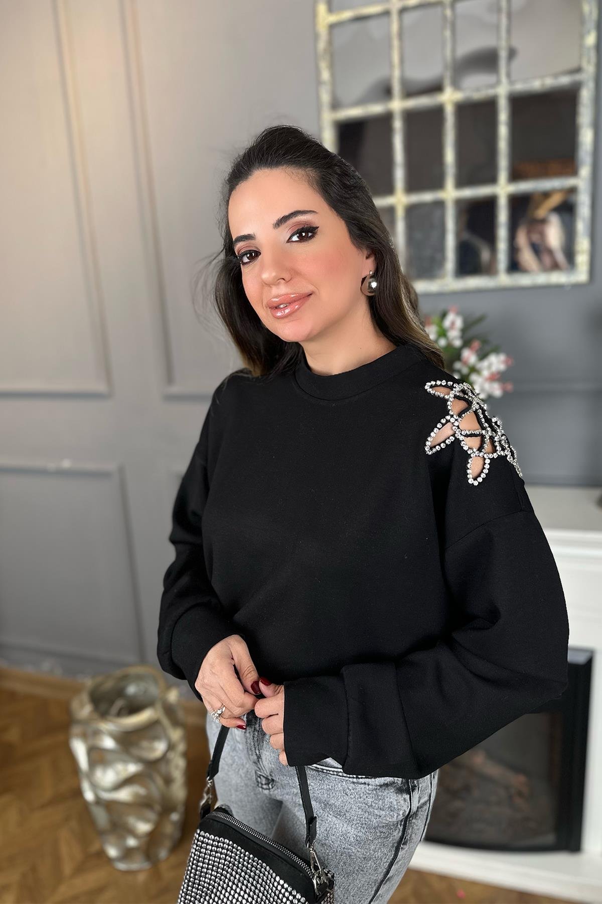 Siyah Omuz Taşlı Sweatshirt