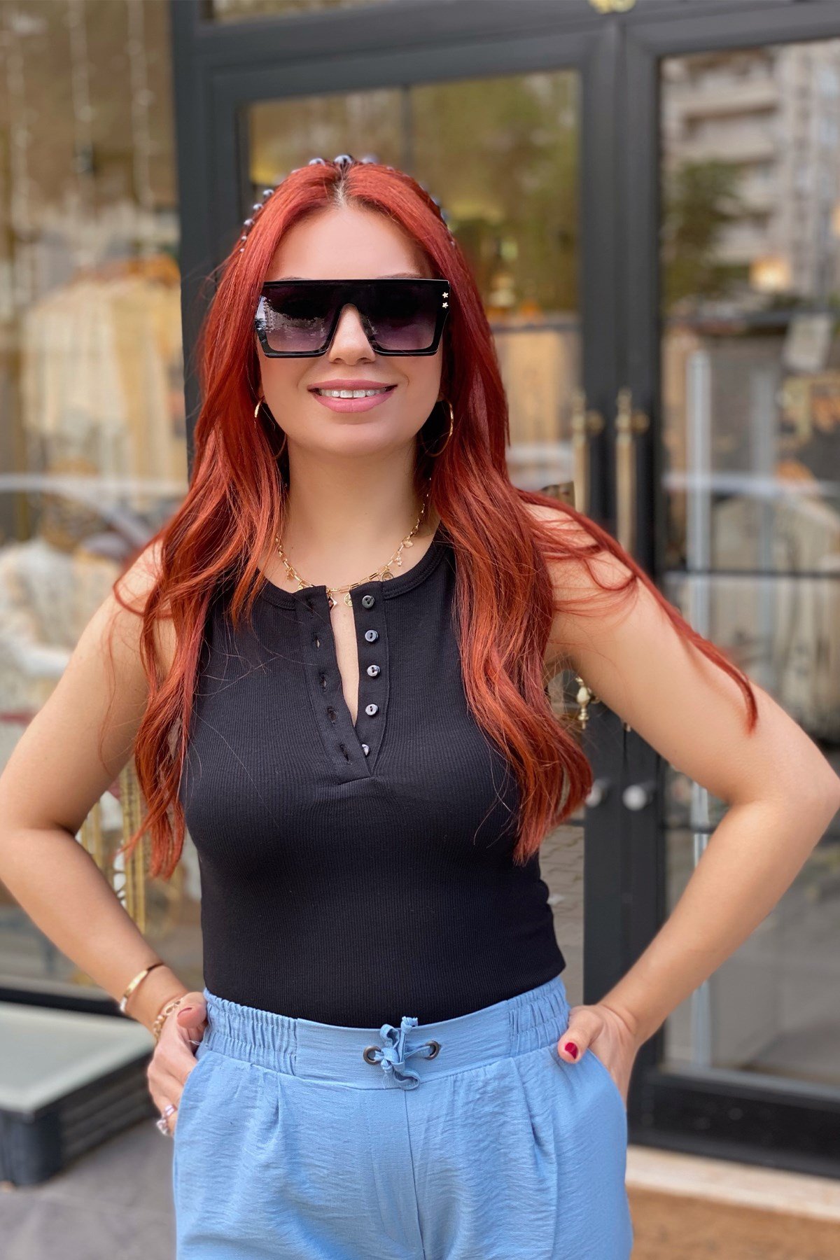 Siyah Önü Düğmeli Sıfır Kol Bluz