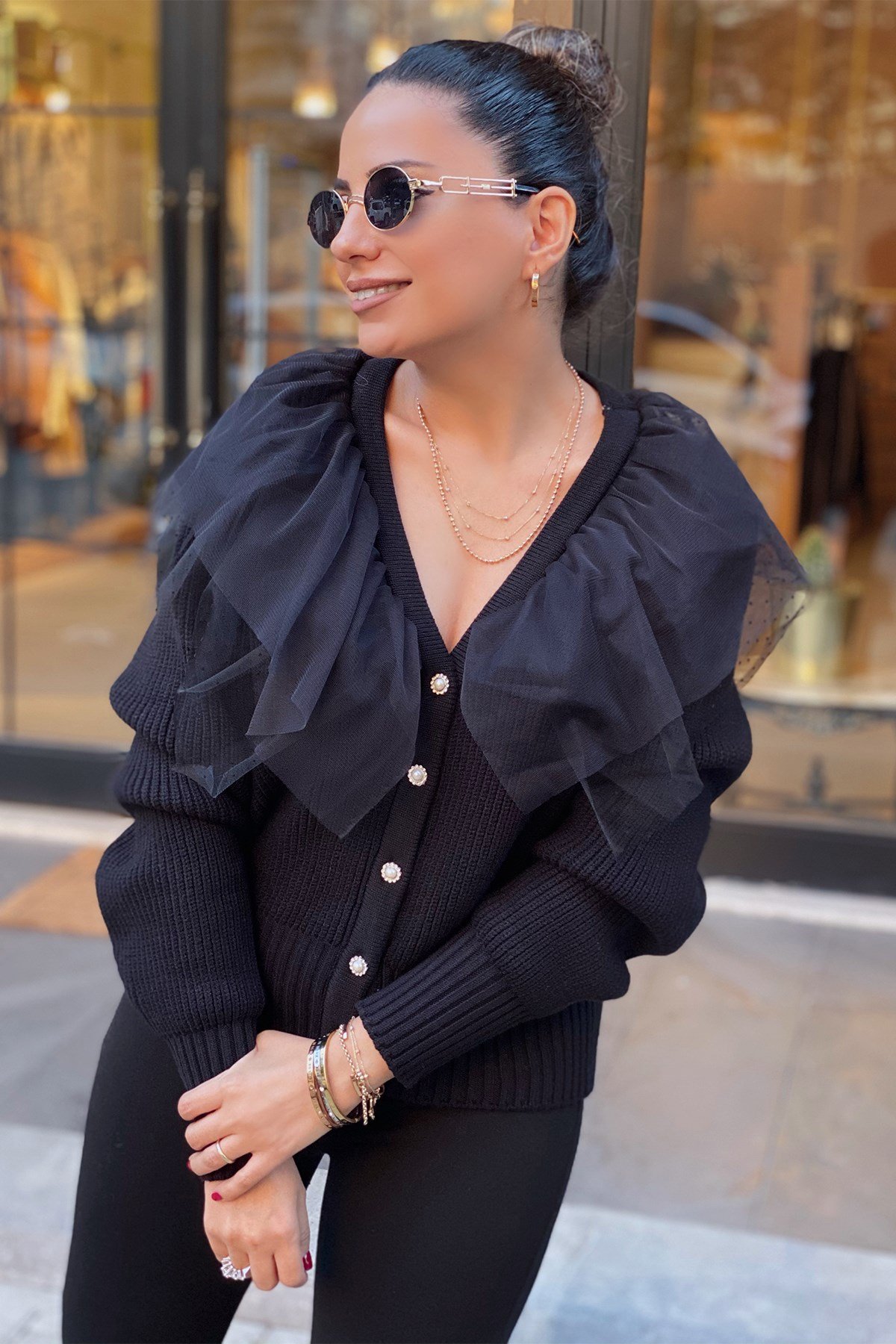 Siyah Önü Düğmeli Tül Detaylı Hırka