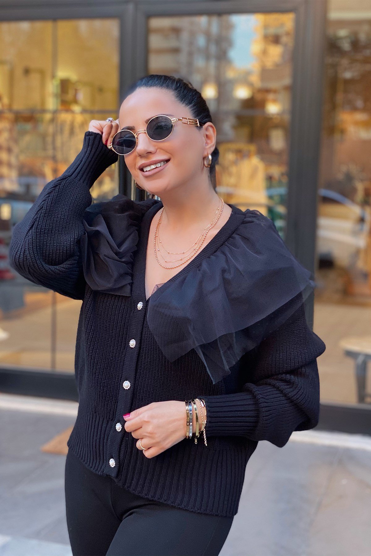 Siyah Önü Düğmeli Tül Detaylı Hırka