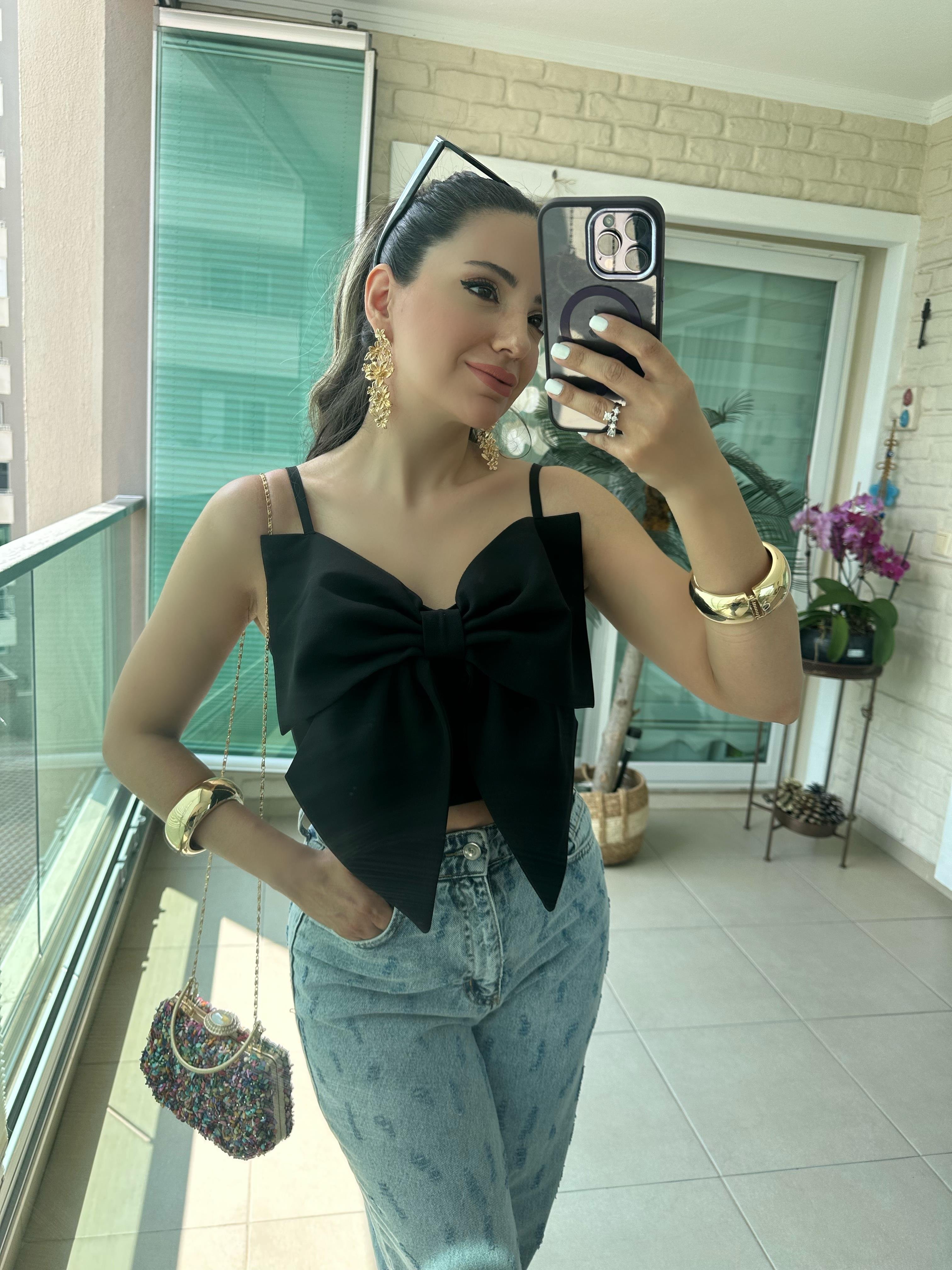 Siyah Önü Fiyonklu Bluz