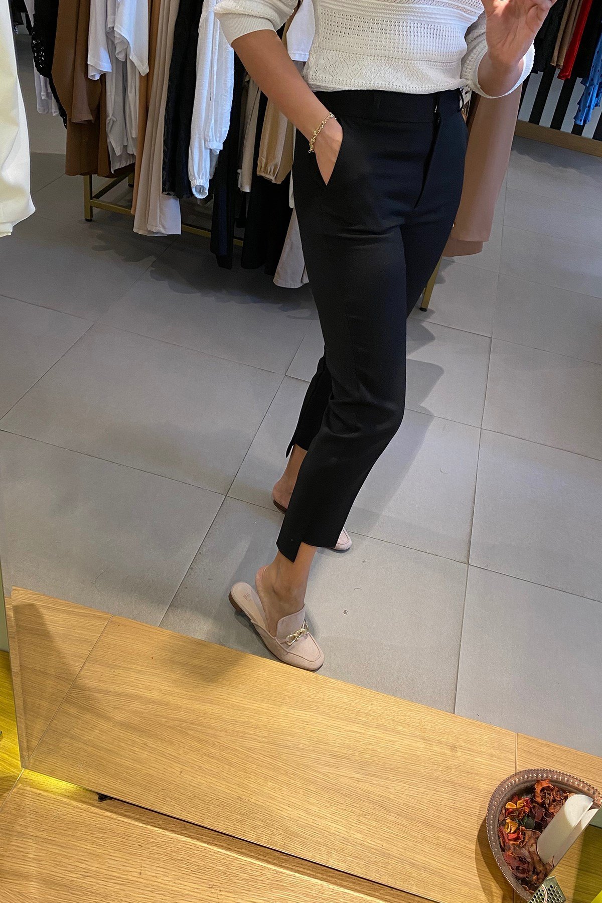 Siyah Paça Detaylı Pantolon