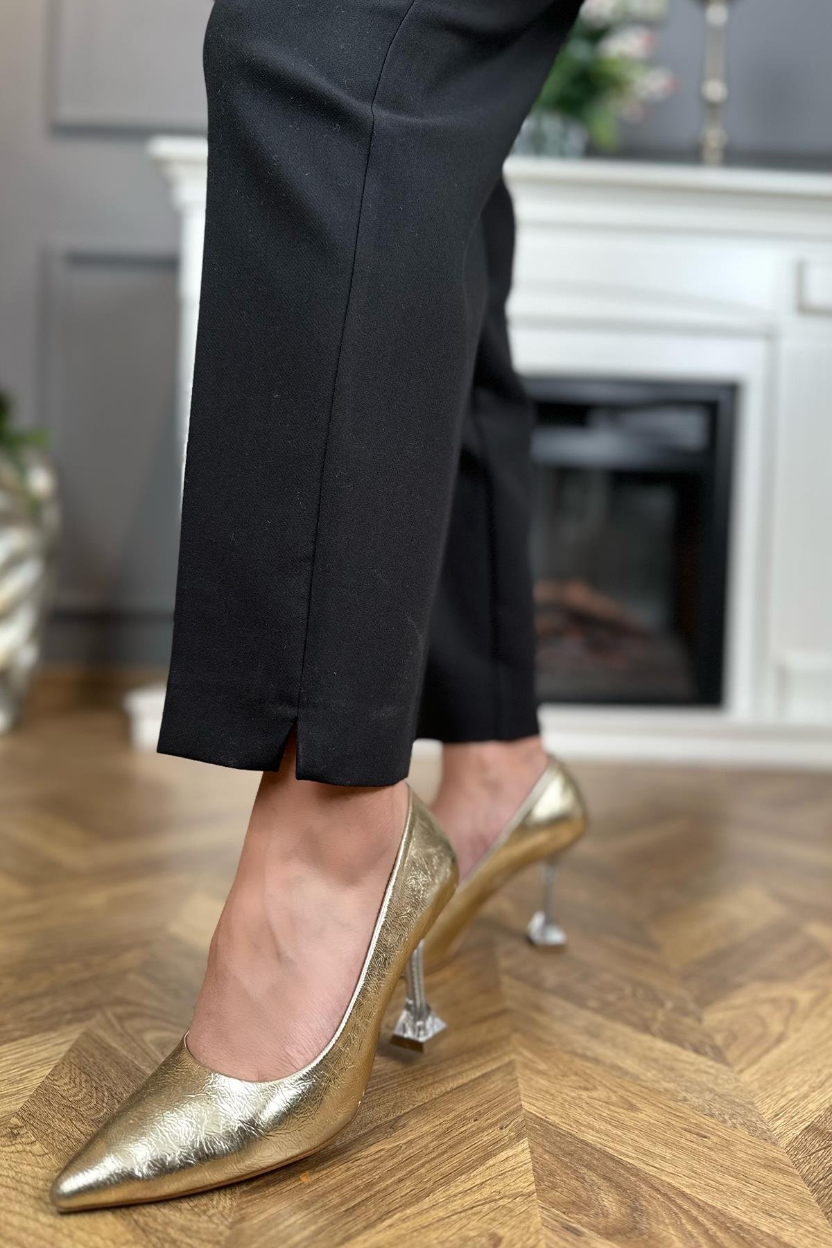 Siyah Paçası Yırtmaç Detaylı Orj Pantolon