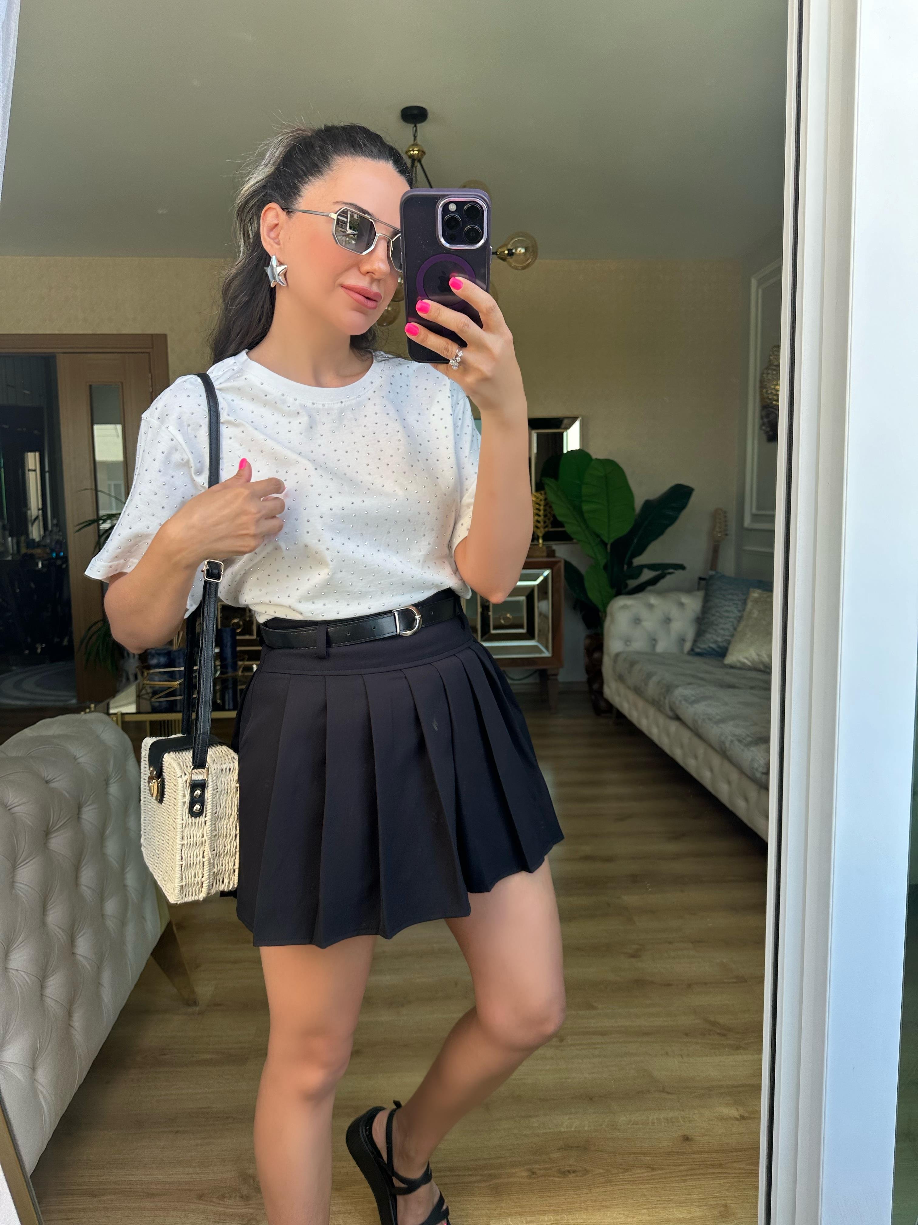 Siyah Pileli Kemerli Şort Etek