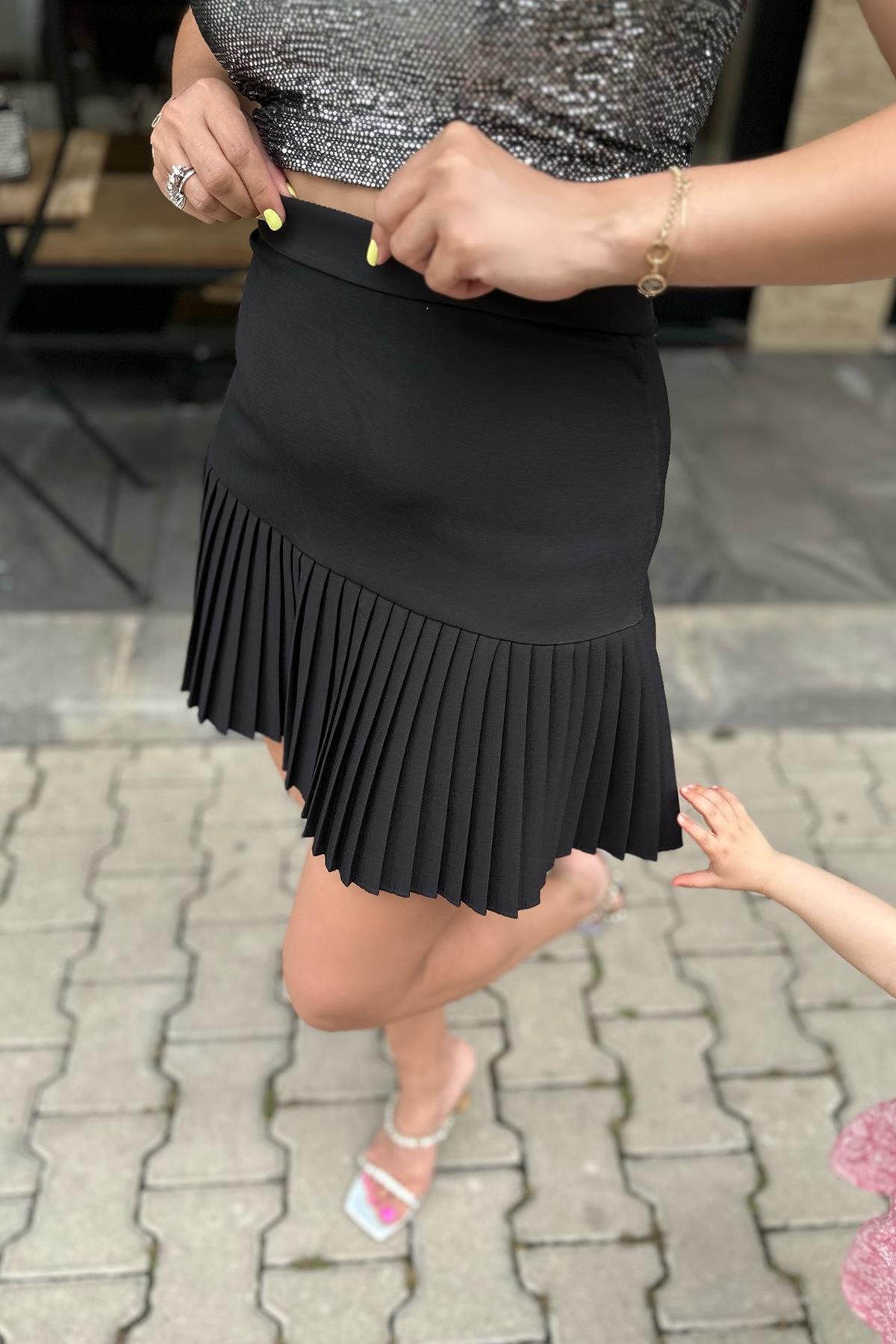 Siyah Pliseli Mini Etek