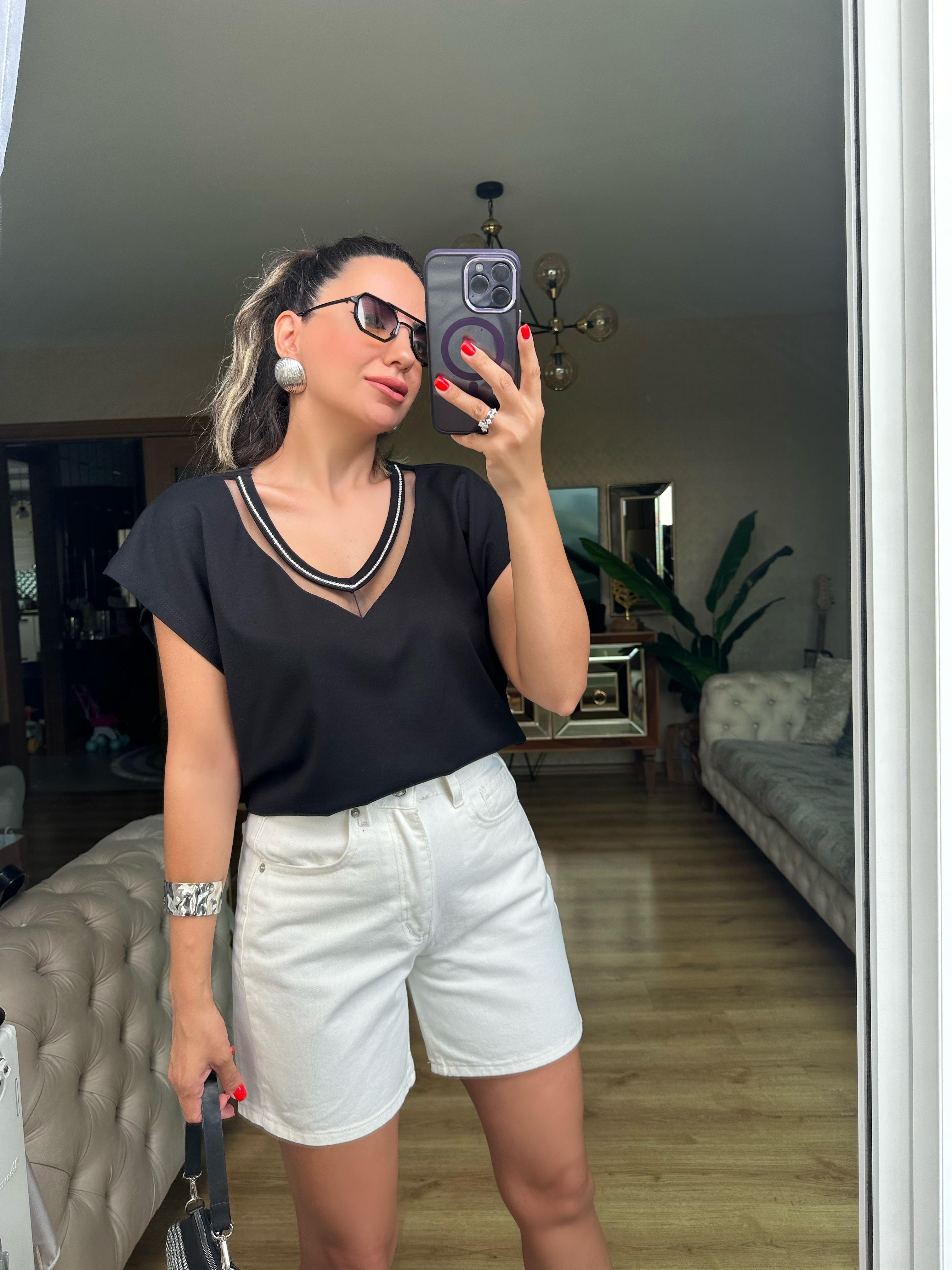 Siyah Taşlı V Yaka Bluz