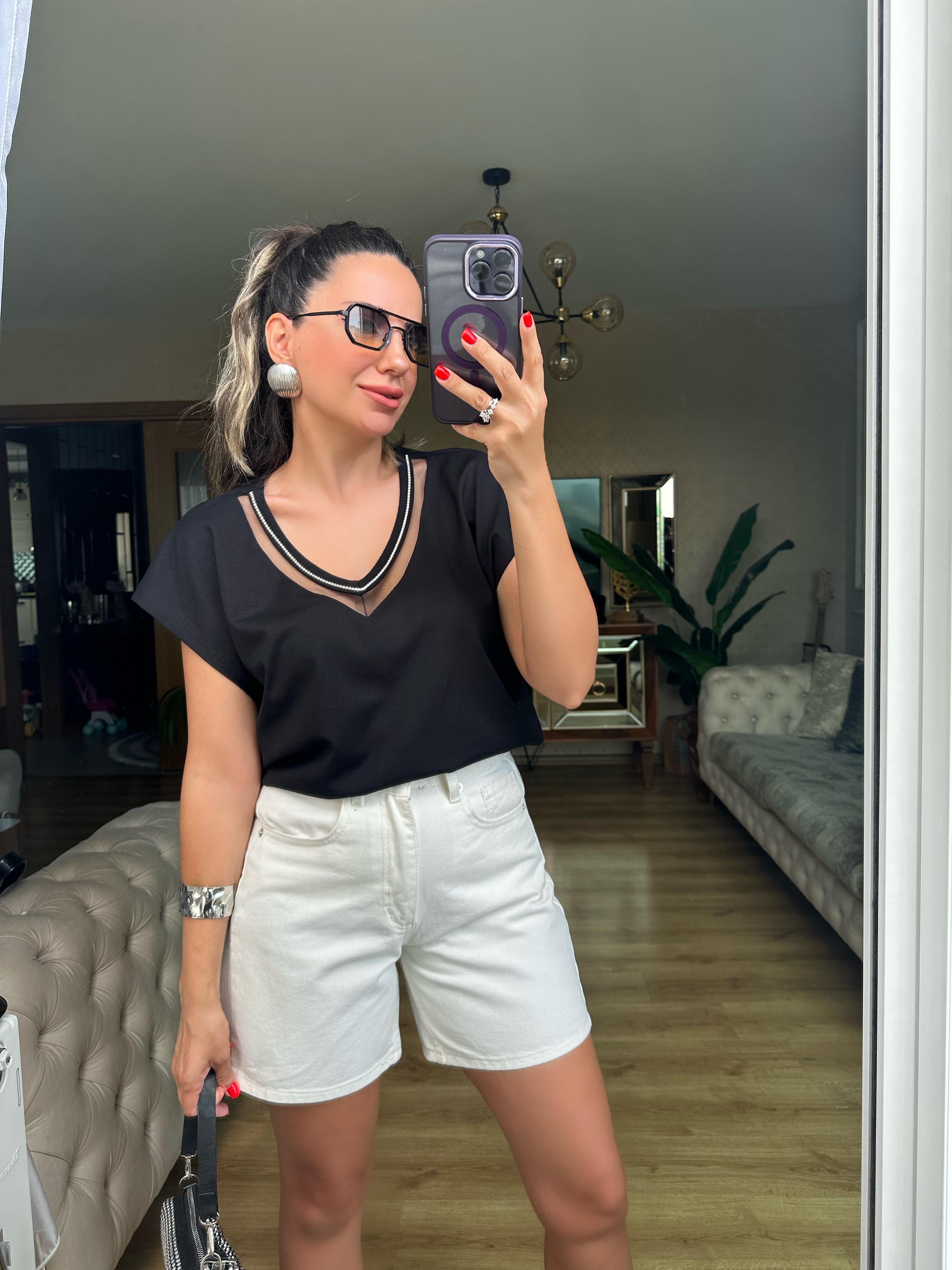 Siyah Taşlı V Yaka Bluz