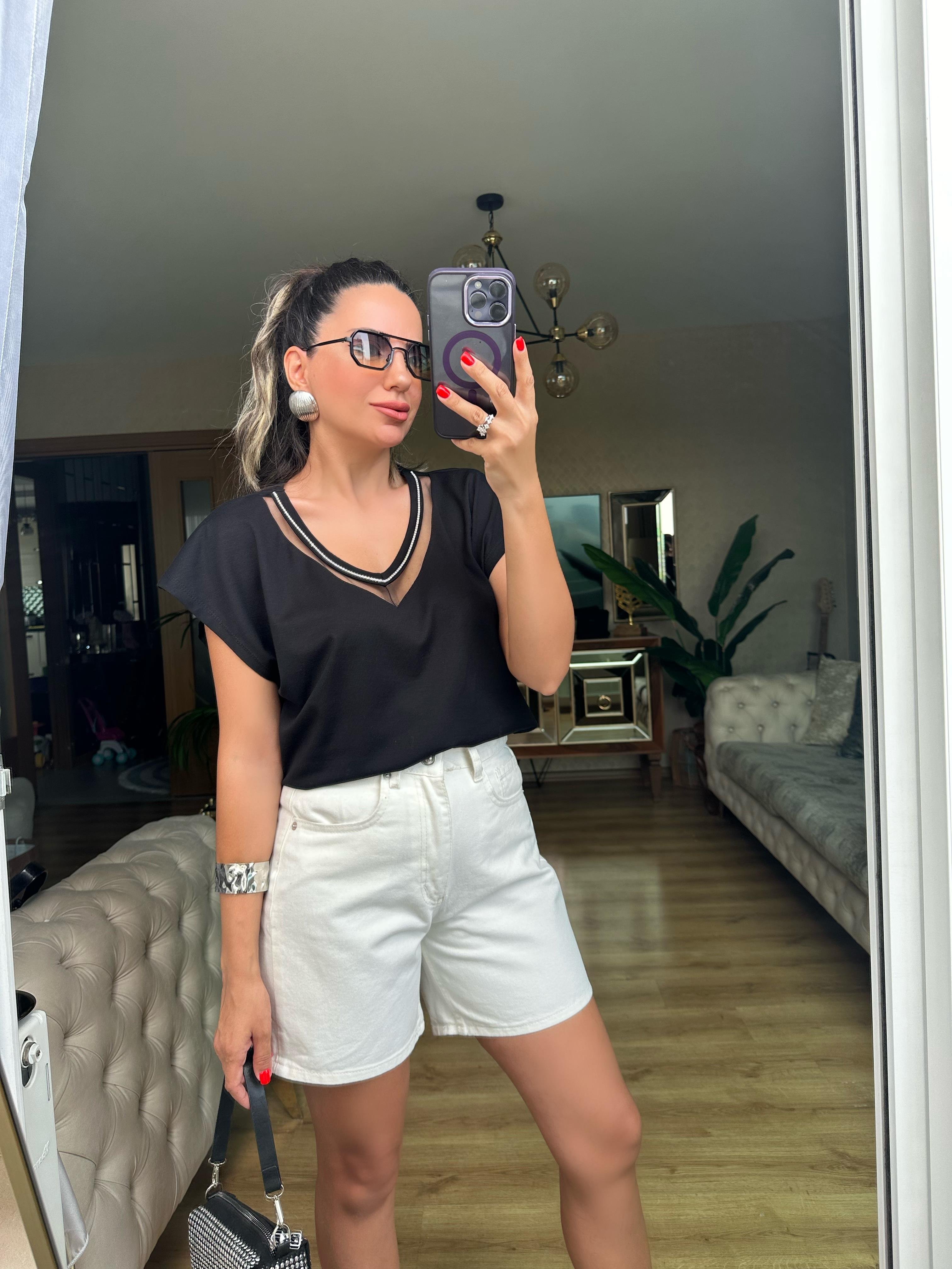 Siyah Taşlı V Yaka Bluz