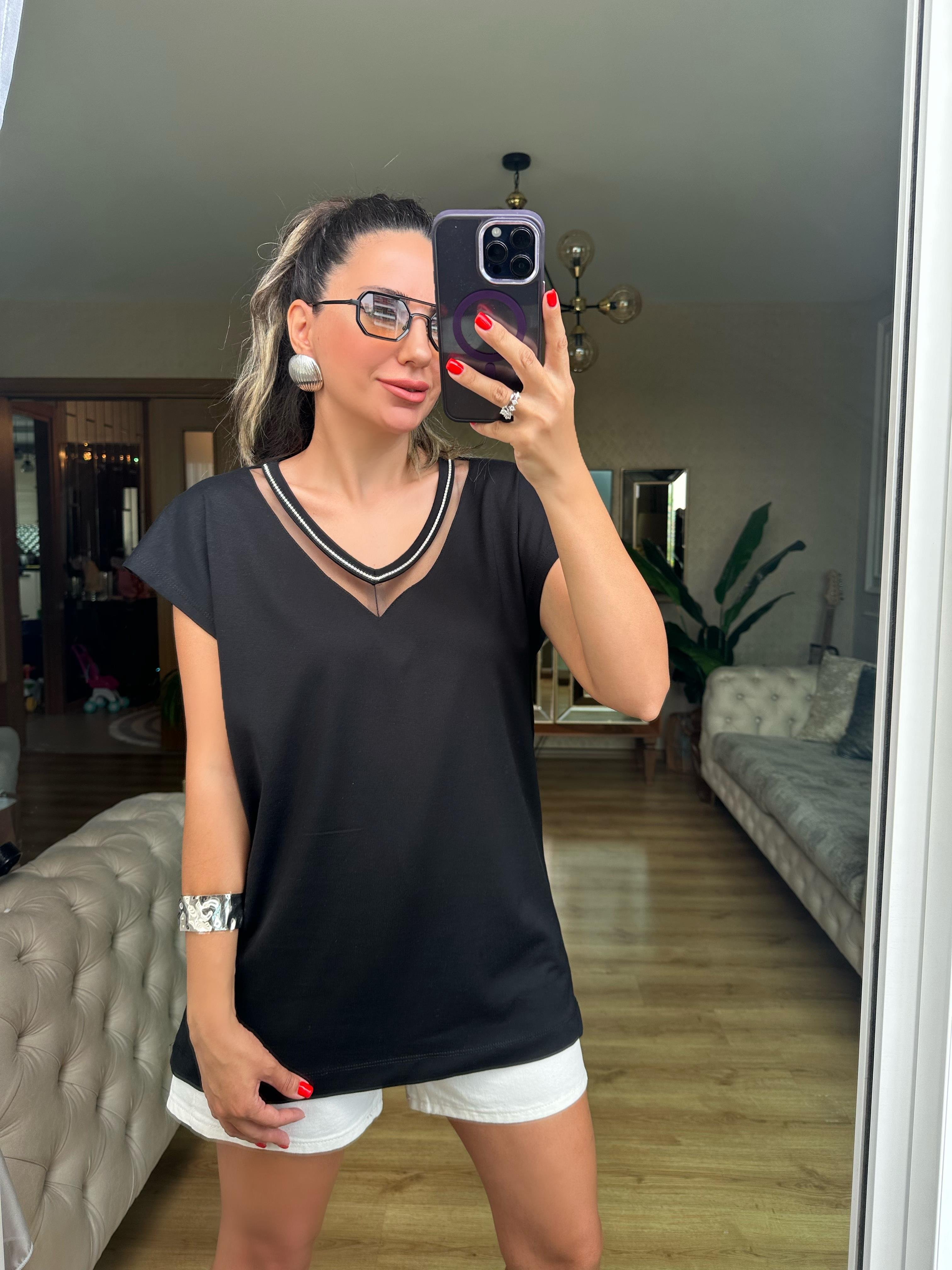 Siyah Taşlı V Yaka Bluz