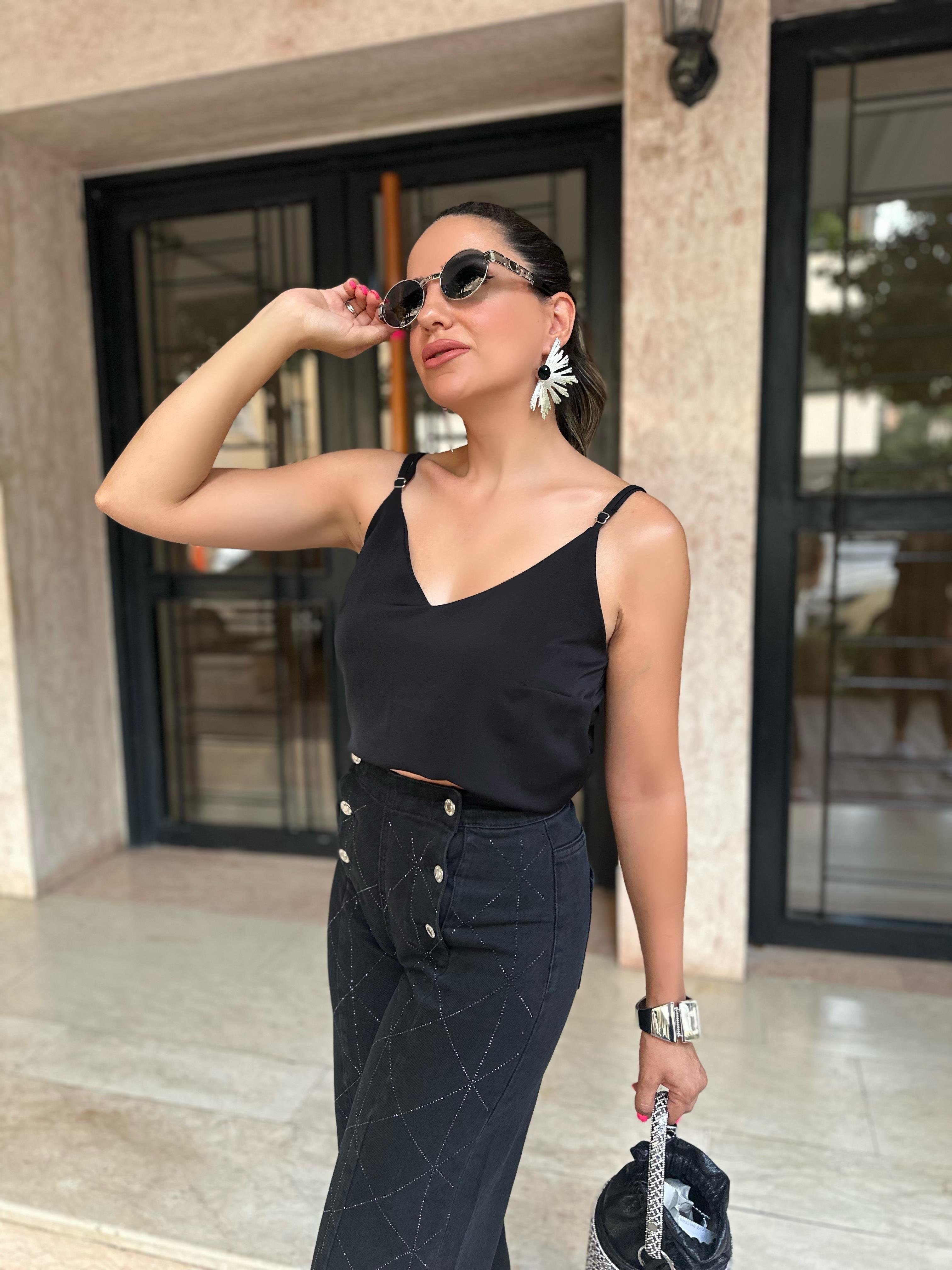 Siyah V Yaka İp Askılı Bluz