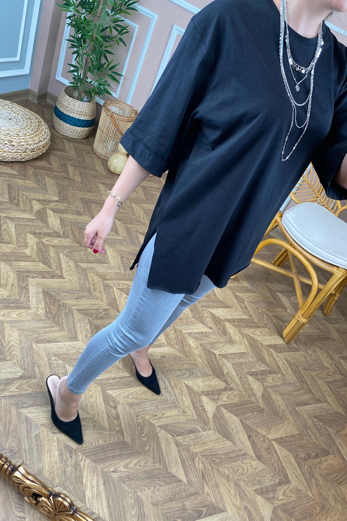 Siyah Yandan Yırtmaçlı Basic Tshirt 