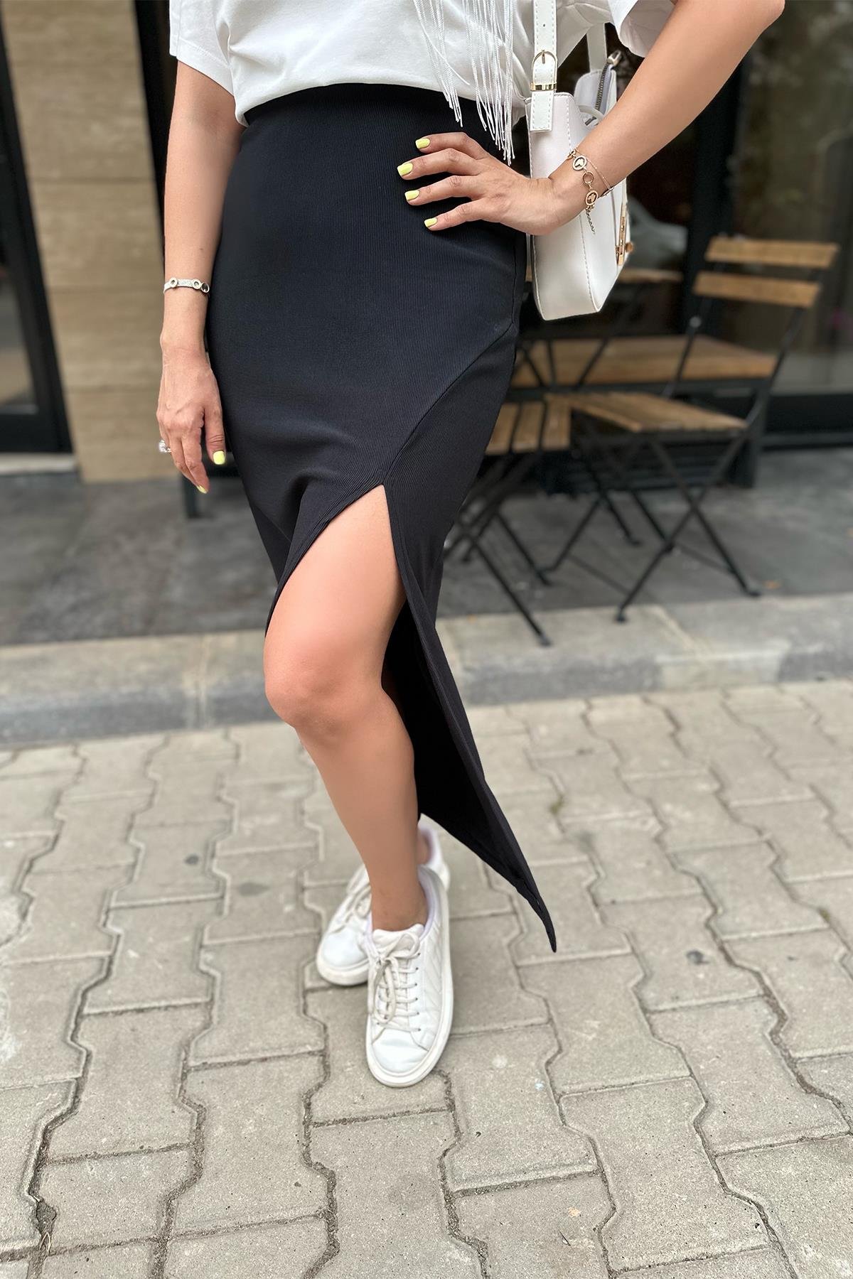 Siyah Yırtmaçlı Etek