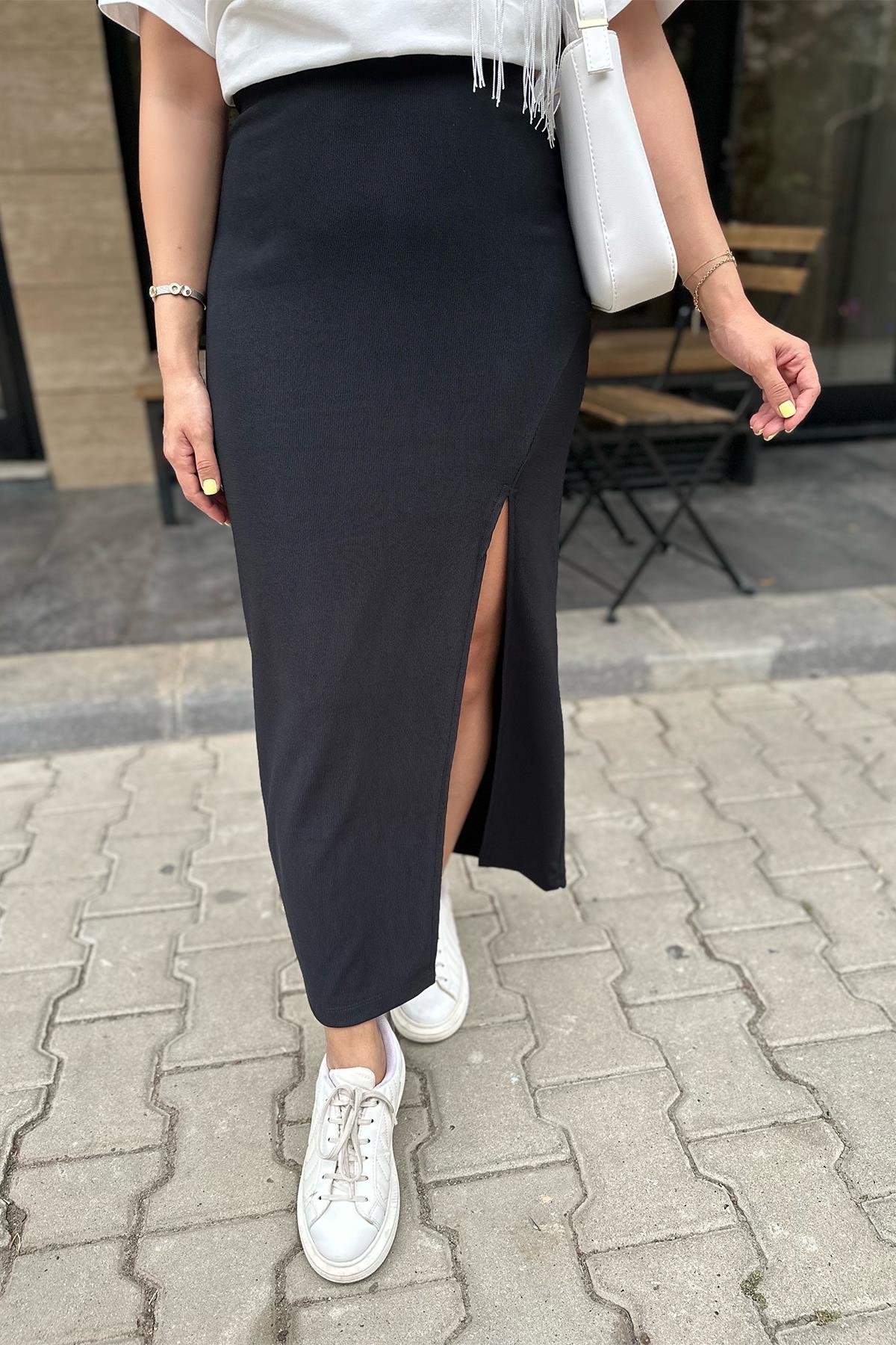 Siyah Yırtmaçlı Etek