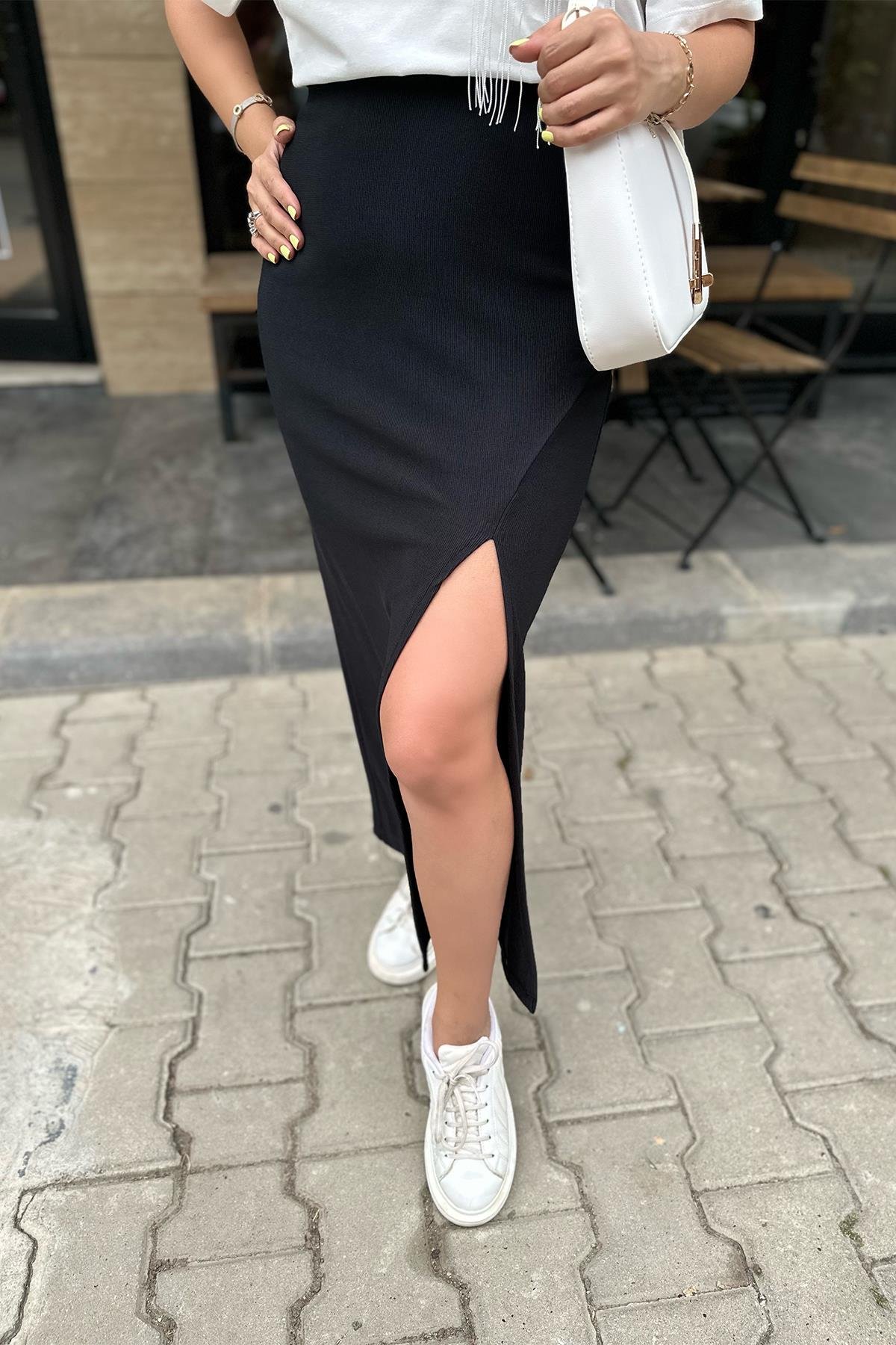 Siyah Yırtmaçlı Etek