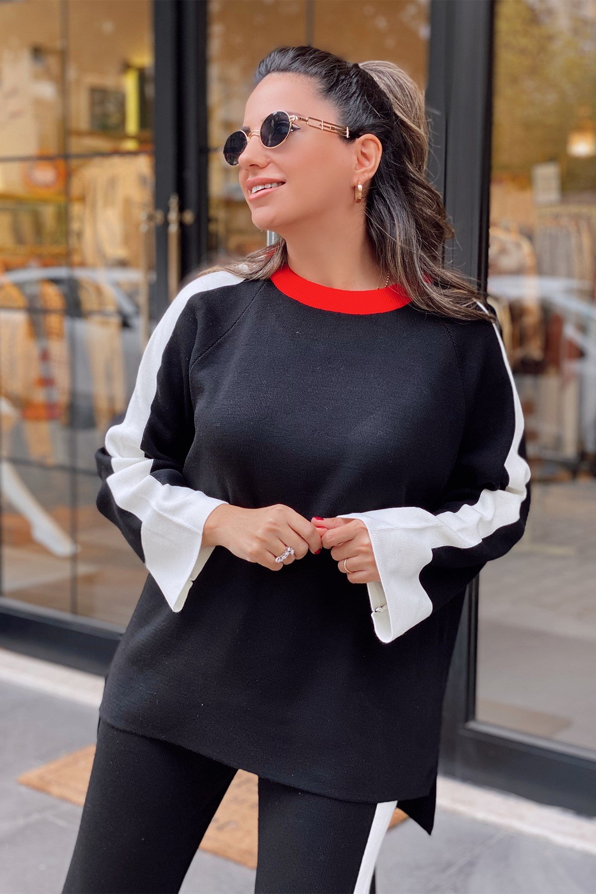 Siyah Yırtmaçlı Triko Takım 