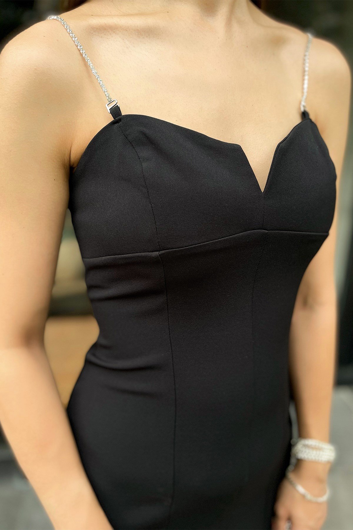 Taş Detaylı İp Askılı Yırtmaçlı Siyah Elbise