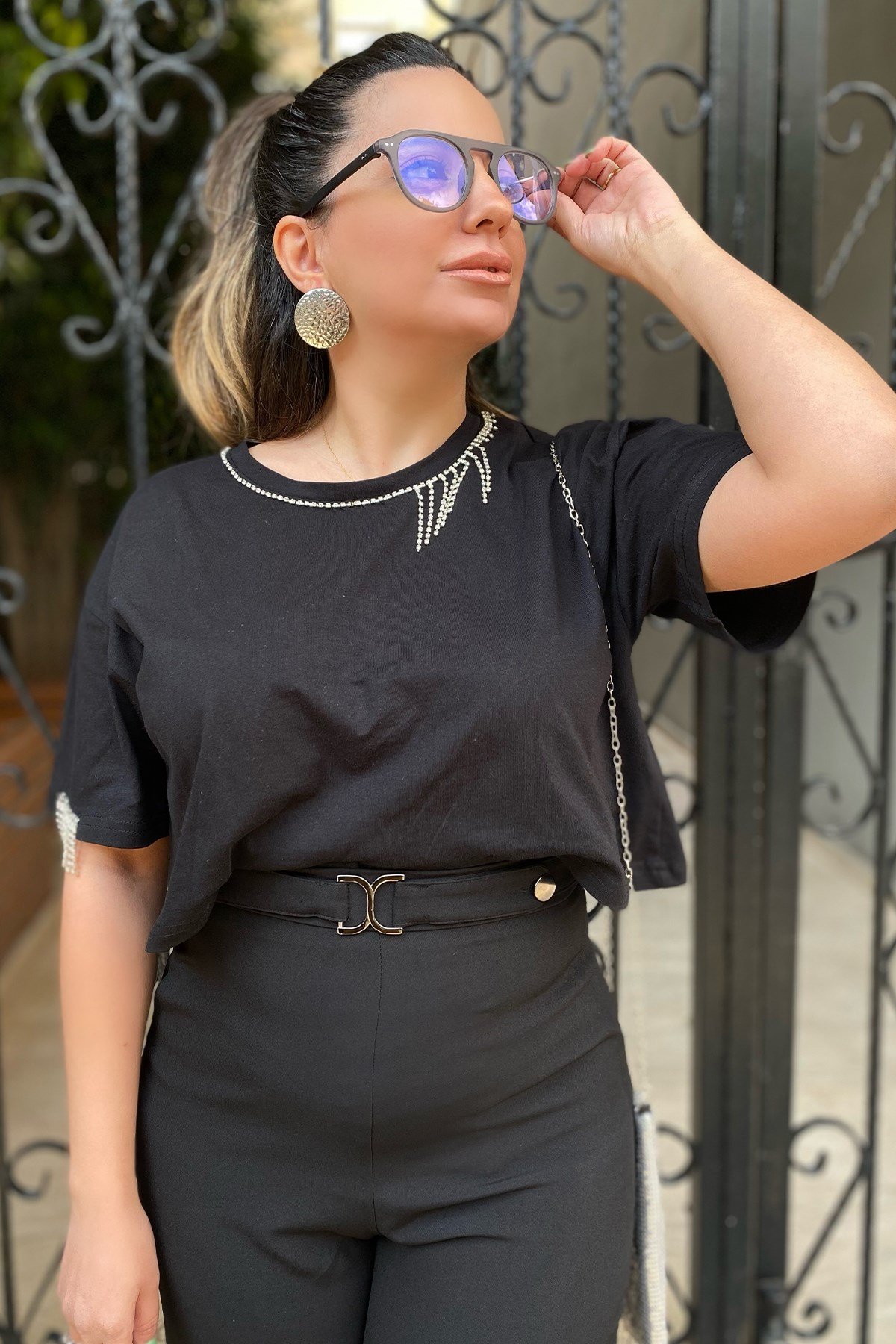 Taş Detaylı Siyah T-Shirt