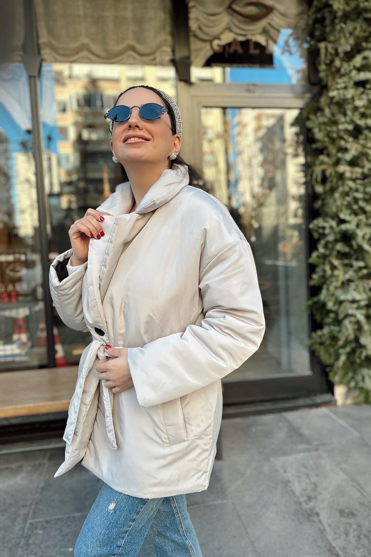 Taş Renk Kuşaklı Şişme Mont