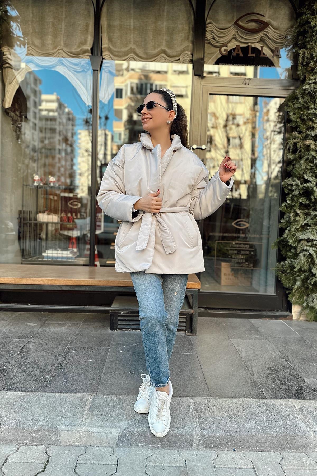 Taş Renk Kuşaklı Şişme Mont