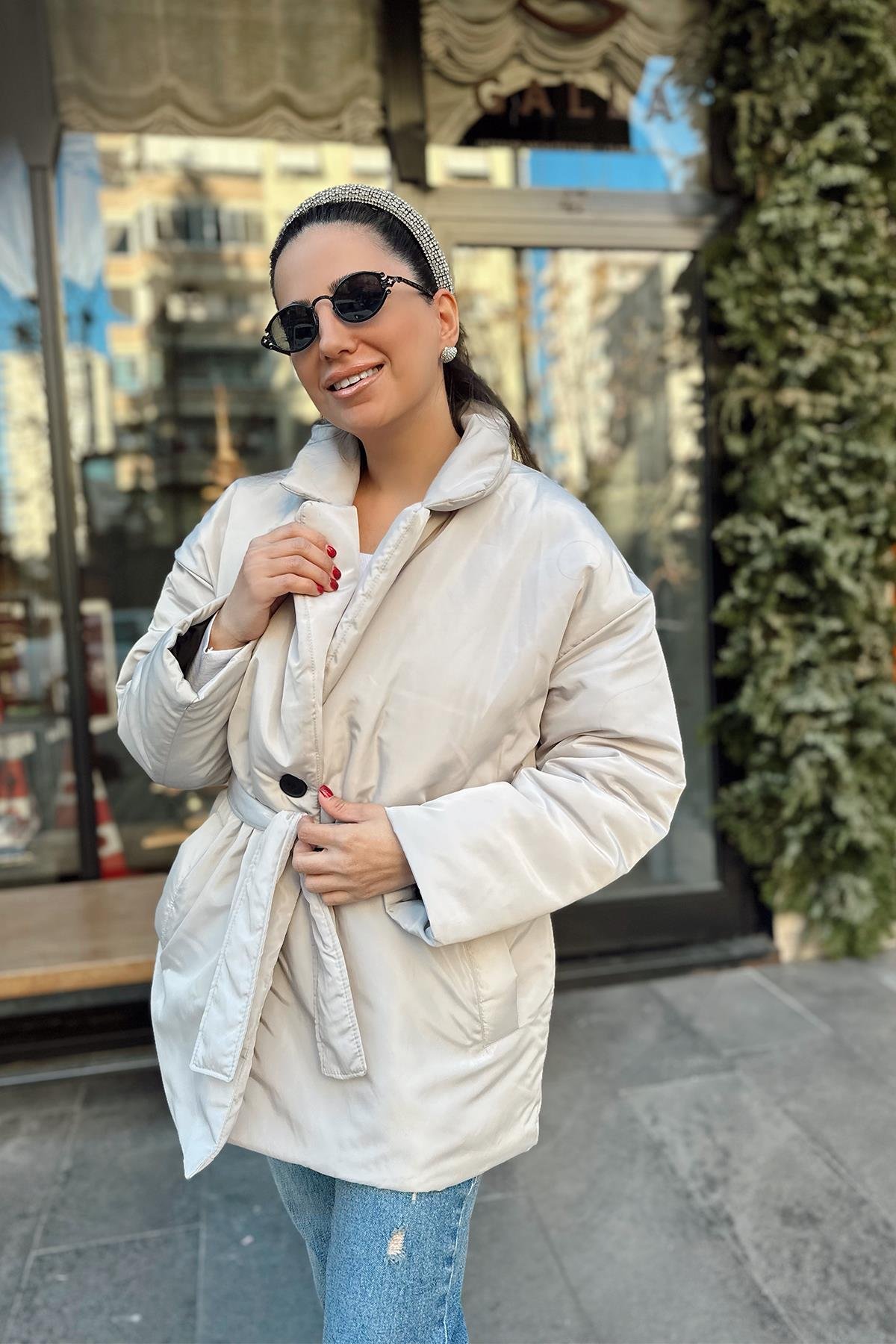 Taş Renk Kuşaklı Şişme Mont