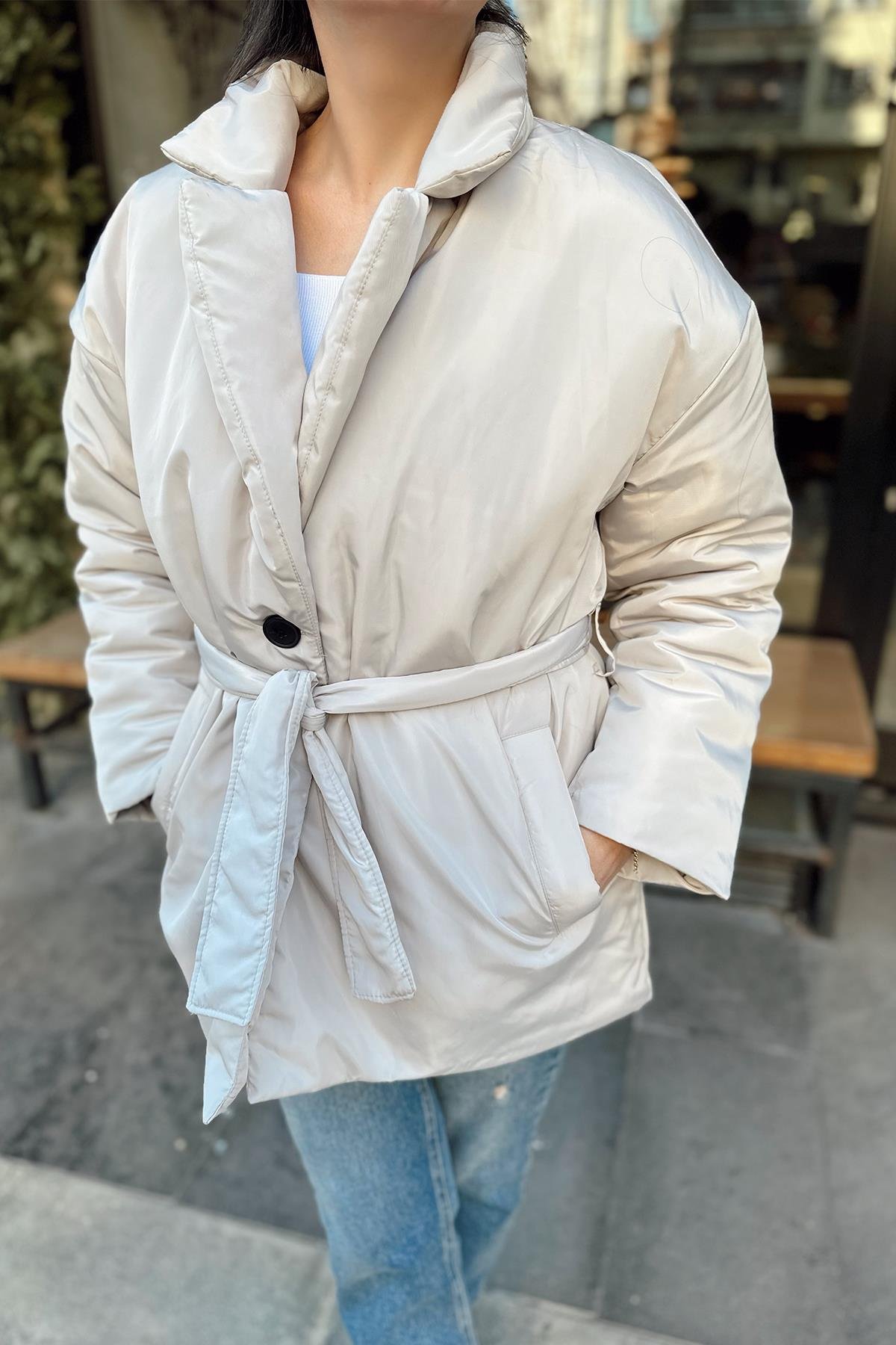 Taş Renk Kuşaklı Şişme Mont