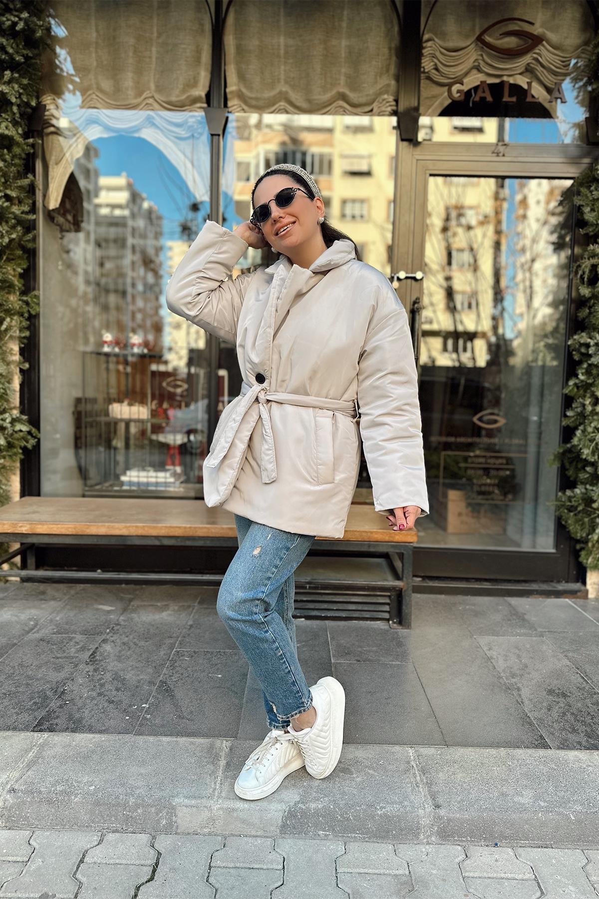 Taş Renk Kuşaklı Şişme Mont