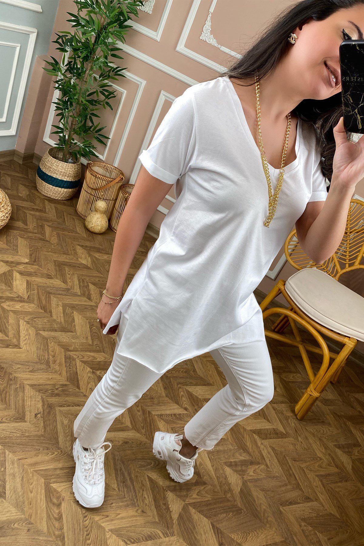 V Yaka Beyaz Basic Tshirt