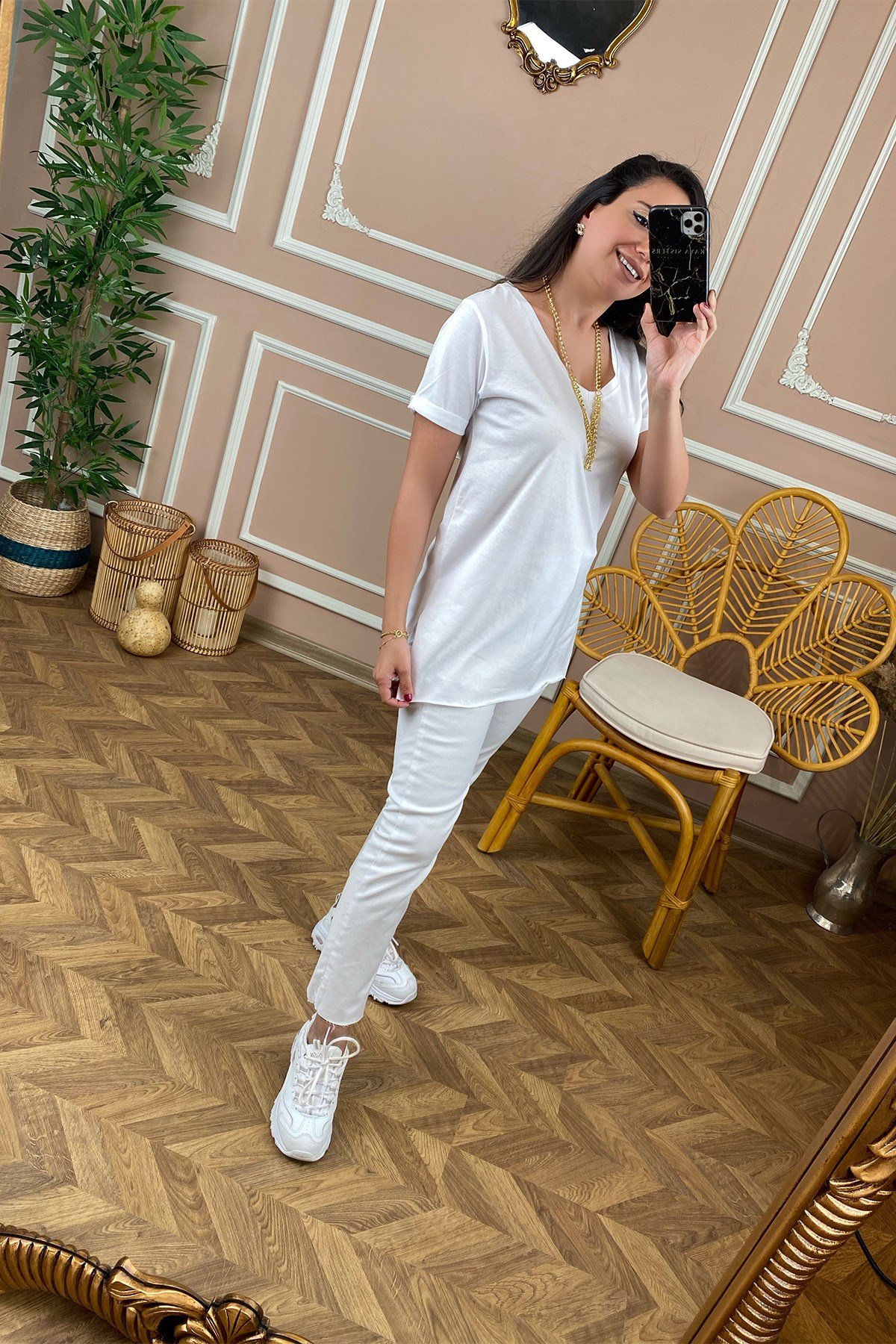 V Yaka Beyaz Basic Tshirt