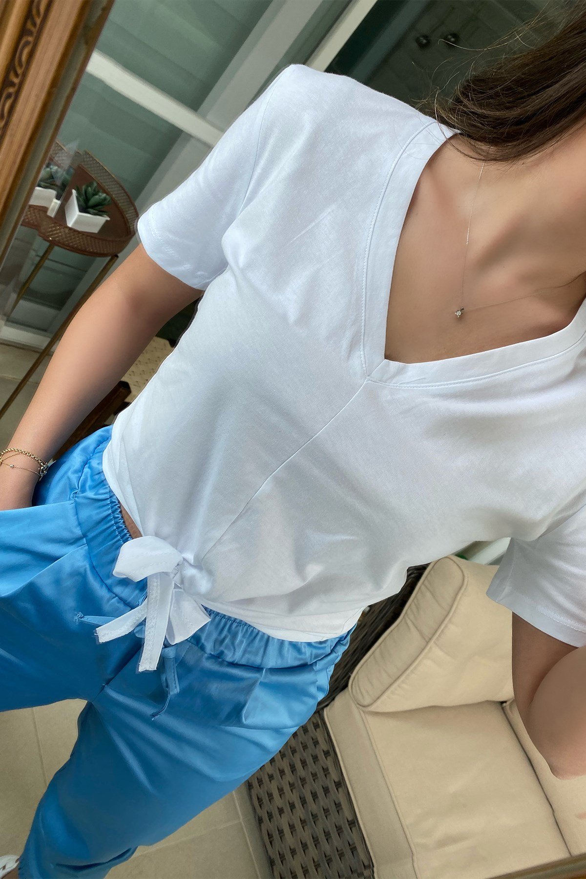 V Yaka Beyaz Önden Bağlamalı Basic Tshirt