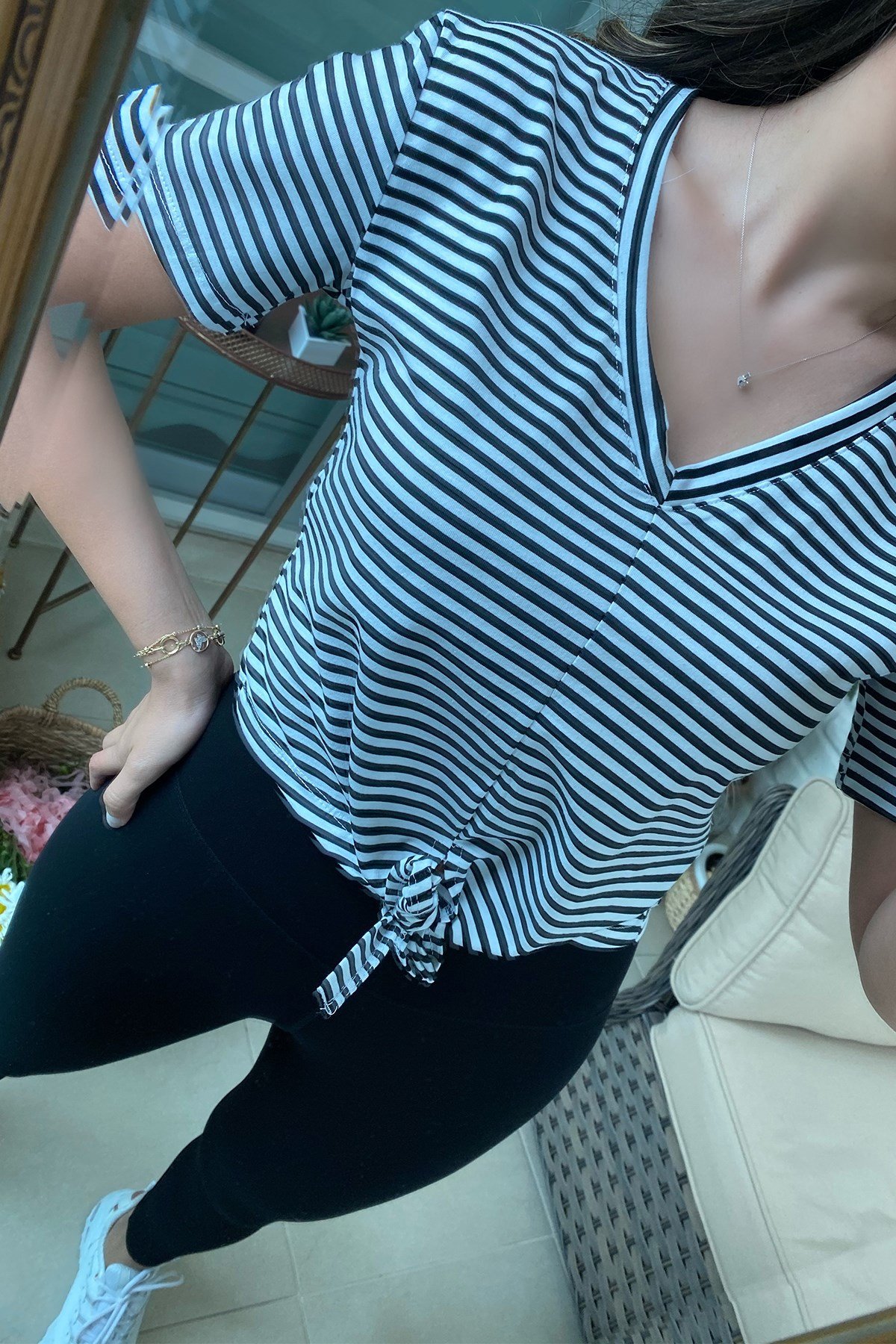 V Yaka Çizgili Önden Bağlamalı Basic Tshirt