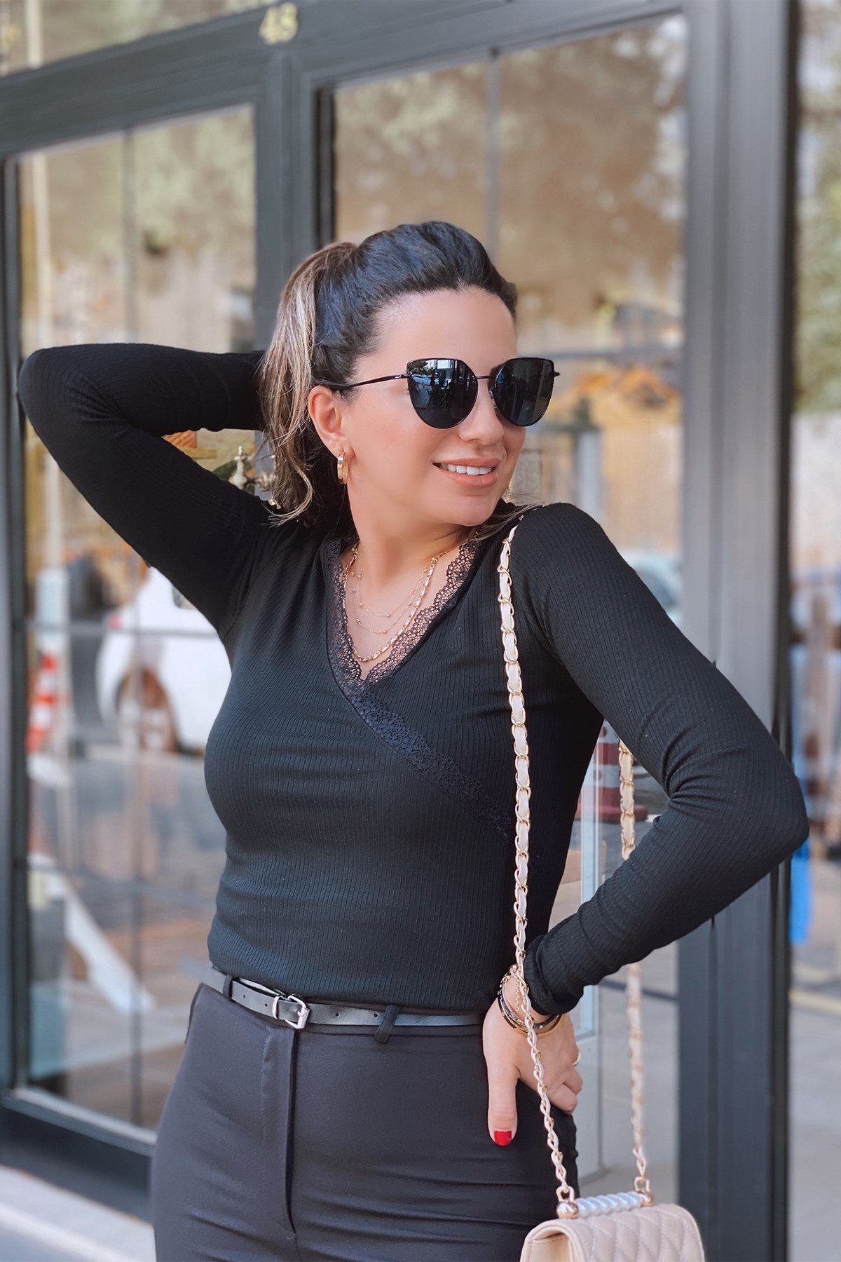V Yaka Dantel Detaylı Fitilli Bluz