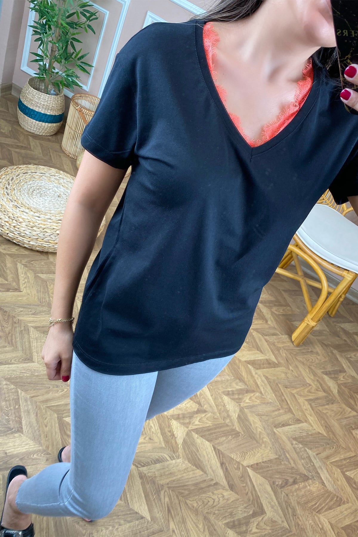 V Yaka Dantel Detaylı Siyah Tshirt