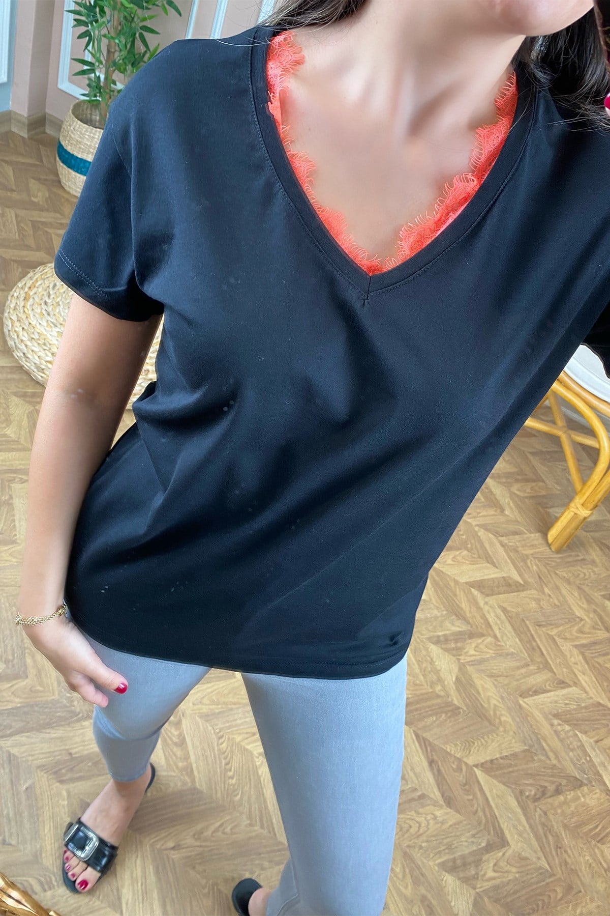 V Yaka Dantel Detaylı Siyah Tshirt