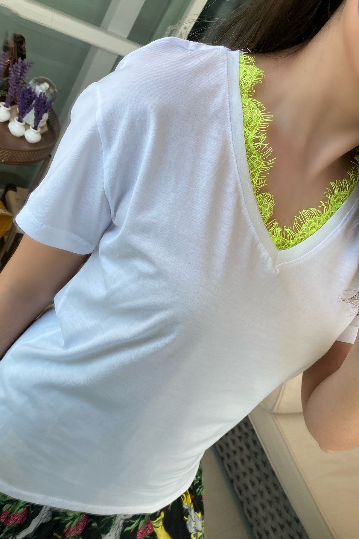 V Yaka Dantel Detaylı Tshirt